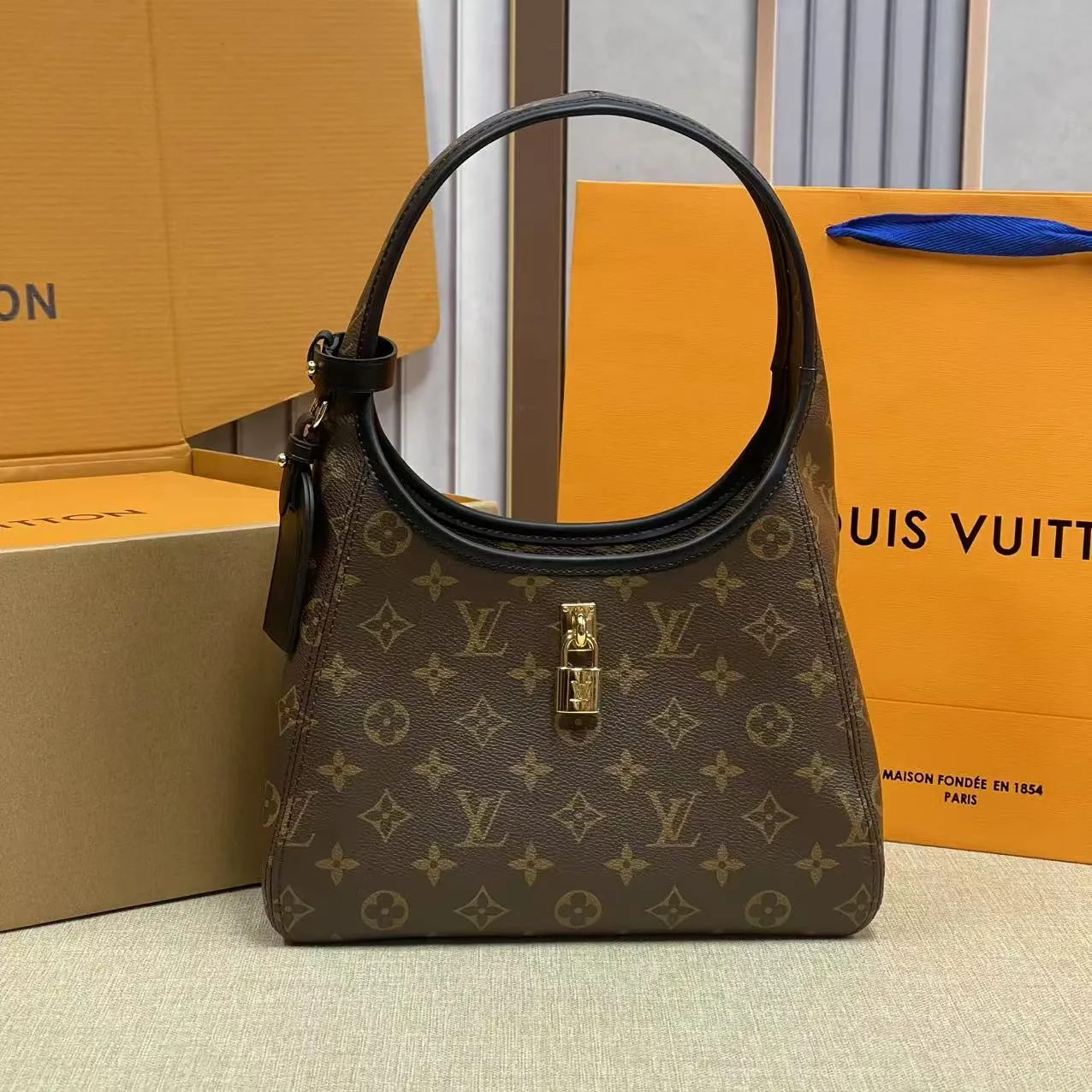 [Upgraded version] P520¥👛New model at the counter·Upgraded version·High quality·With gift box packaging🎁👓, Model: M12940 Presbyopic black armpit bag Seasonal new The Drop small handbag This The Drop small handbag draws inspiration from the Flower Hobo handbag that came out in 2018. It is cut from classic Monogram canvas to create an elegant configuration that combines trendy style and practical function. A signature padlock adorns the nameplate and is a sophisticated detail along with rich leather trim. It can easily store daily needs and fit in with the rhythm of urban life. 15 x 12 x 28 cm.