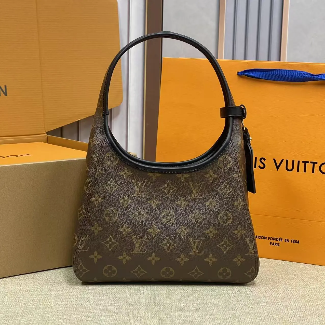 [Upgraded version] P520¥👛New model at the counter·Upgraded version·High quality·With gift box packaging🎁👓, Model: M12940 Presbyopic black armpit bag Seasonal new The Drop small handbag This The Drop small handbag draws inspiration from the Flower Hobo handbag that came out in 2018. It is cut from classic Monogram canvas to create an elegant configuration that combines trendy style and practical function. A signature padlock adorns the nameplate and is a sophisticated detail along with rich leather trim. It can easily store daily needs and fit in with the rhythm of urban life. 15 x 12 x 28 cm.