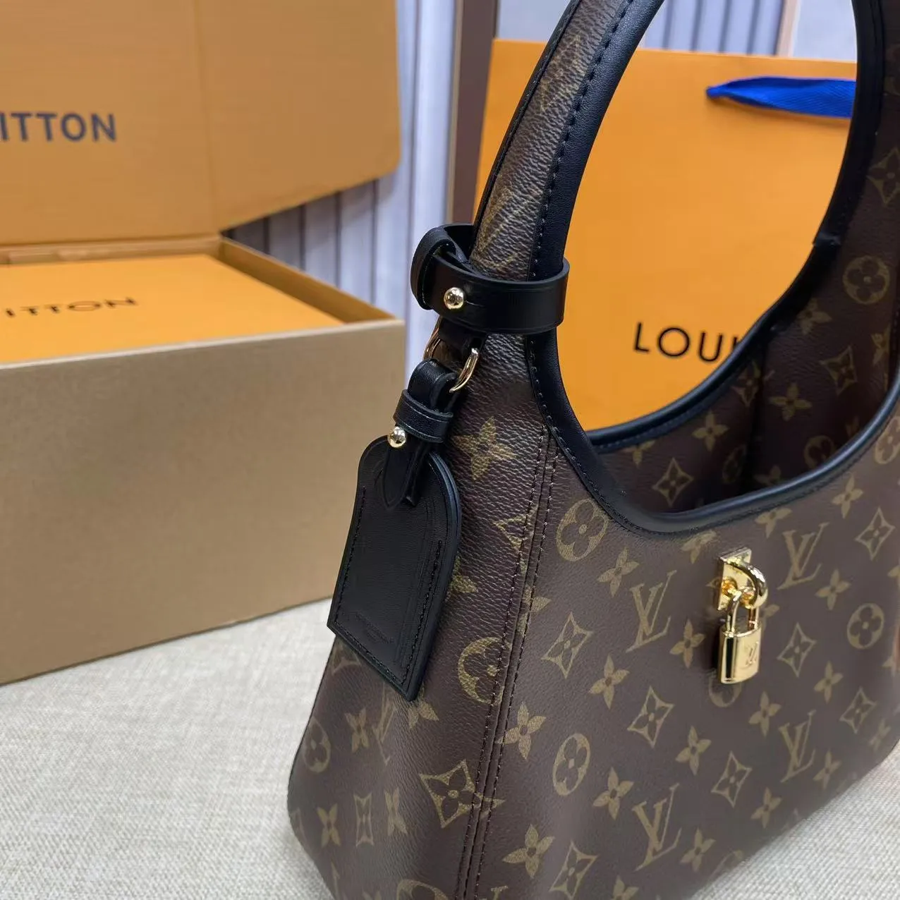 [Upgraded version] P520¥👛New model at the counter·Upgraded version·High quality·With gift box packaging🎁👓, Model: M12940 Presbyopic black armpit bag Seasonal new The Drop small handbag This The Drop small handbag draws inspiration from the Flower Hobo handbag that came out in 2018. It is cut from classic Monogram canvas to create an elegant configuration that combines trendy style and practical function. A signature padlock adorns the nameplate and is a sophisticated detail along with rich leather trim. It can easily store daily needs and fit in with the rhythm of urban life. 15 x 12 x 28 cm.