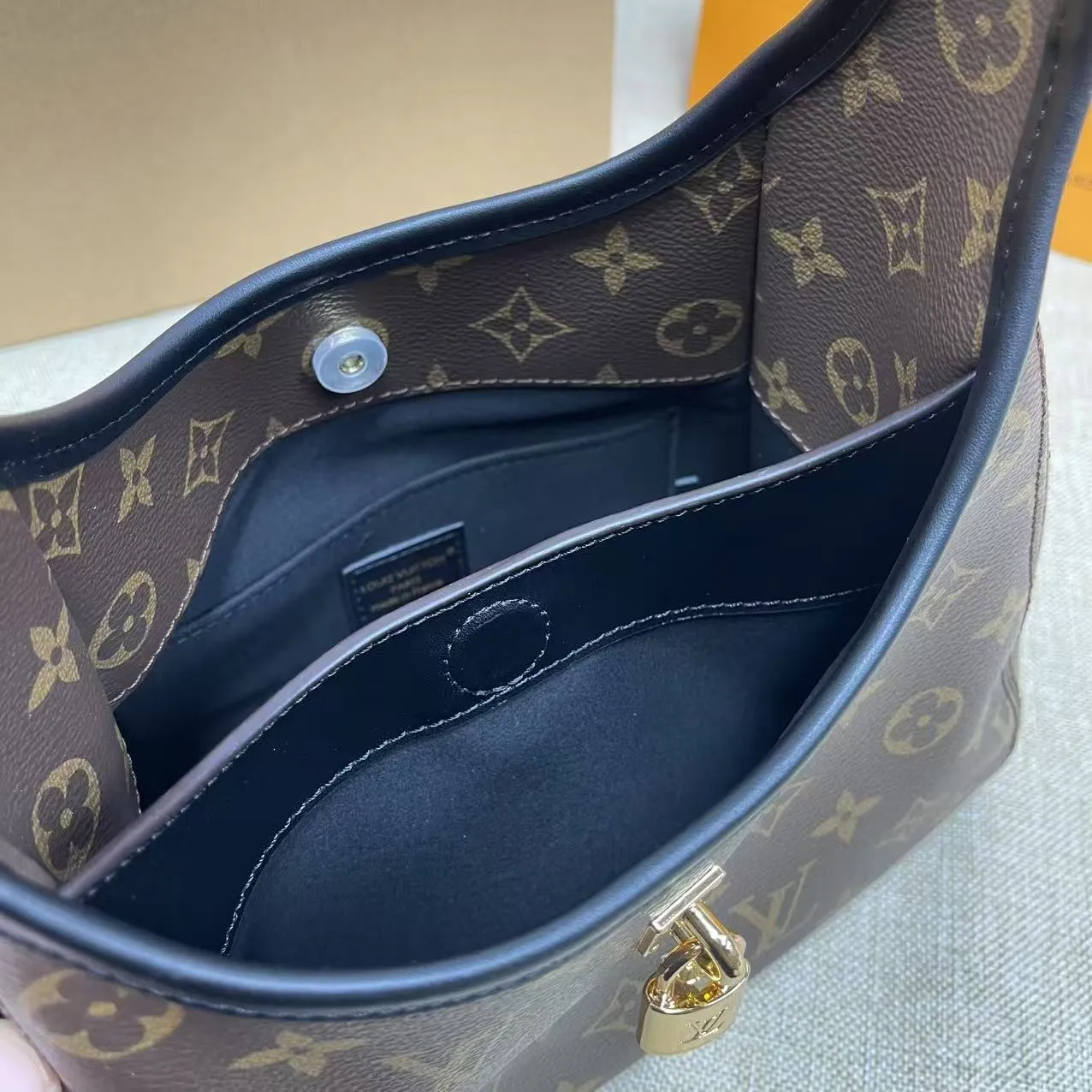 [Upgraded version] P520¥👛New model at the counter·Upgraded version·High quality·With gift box packaging🎁👓, Model: M12940 Presbyopic black armpit bag Seasonal new The Drop small handbag This The Drop small handbag draws inspiration from the Flower Hobo handbag that came out in 2018. It is cut from classic Monogram canvas to create an elegant configuration that combines trendy style and practical function. A signature padlock adorns the nameplate and is a sophisticated detail along with rich leather trim. It can easily store daily needs and fit in with the rhythm of urban life. 15 x 12 x 28 cm.