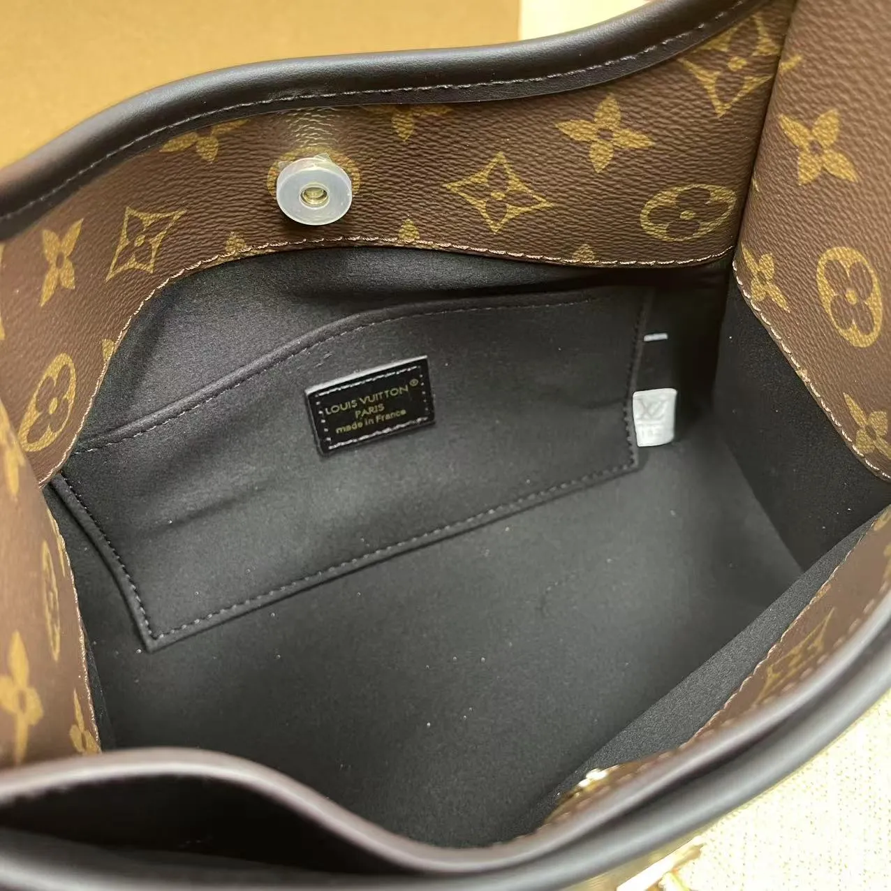 [Upgraded version] P520¥👛New model at the counter·Upgraded version·High quality·With gift box packaging🎁👓, Model: M12940 Presbyopic black armpit bag Seasonal new The Drop small handbag This The Drop small handbag draws inspiration from the Flower Hobo handbag that came out in 2018. It is cut from classic Monogram canvas to create an elegant configuration that combines trendy style and practical function. A signature padlock adorns the nameplate and is a sophisticated detail along with rich leather trim. It can easily store daily needs and fit in with the rhythm of urban life. 15 x 12 x 28 cm.