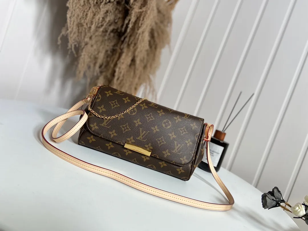 💰640 Top Original M40718 ✨A small and lightweight handbag made of Monogram canvas. It is a classic style that you can carry for any occasion. The magnet adsorption buckle is more convenient to use. Customized pure bronze hardware, 100% original tree paste leather imported from Italy, size 28×17×4