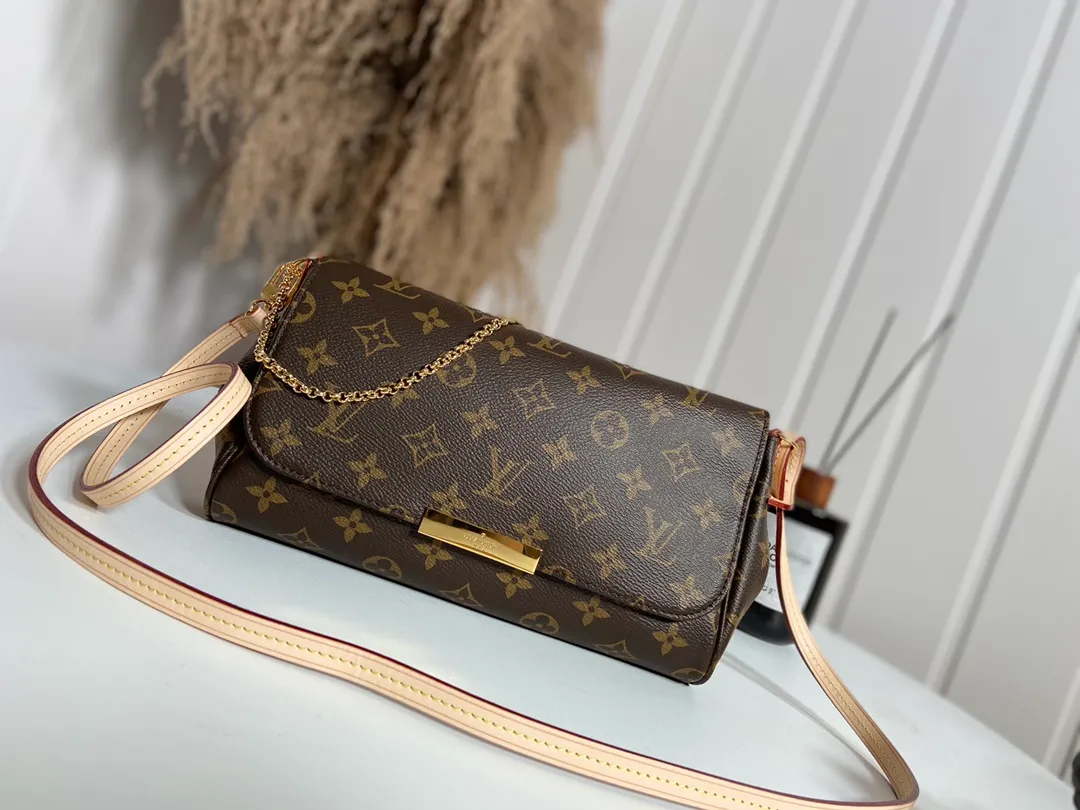 💰640 Top Original M40718 ✨A small and lightweight handbag made of Monogram canvas. It is a classic style that you can carry for any occasion. The magnet adsorption buckle is more convenient to use. Customized pure bronze hardware, 100% original tree paste leather imported from Italy, size 28×17×4