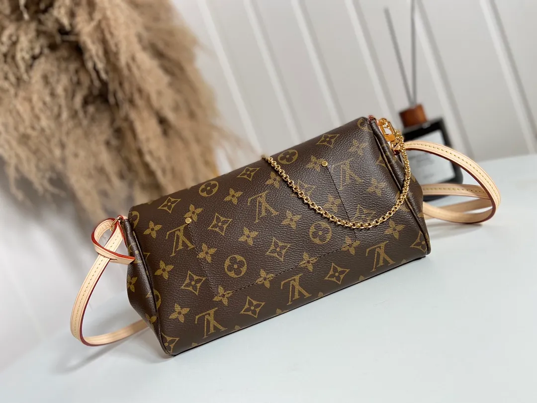 💰640 Top Original M40718 ✨A small and lightweight handbag made of Monogram canvas. It is a classic style that you can carry for any occasion. The magnet adsorption buckle is more convenient to use. Customized pure bronze hardware, 100% original tree paste leather imported from Italy, size 28×17×4