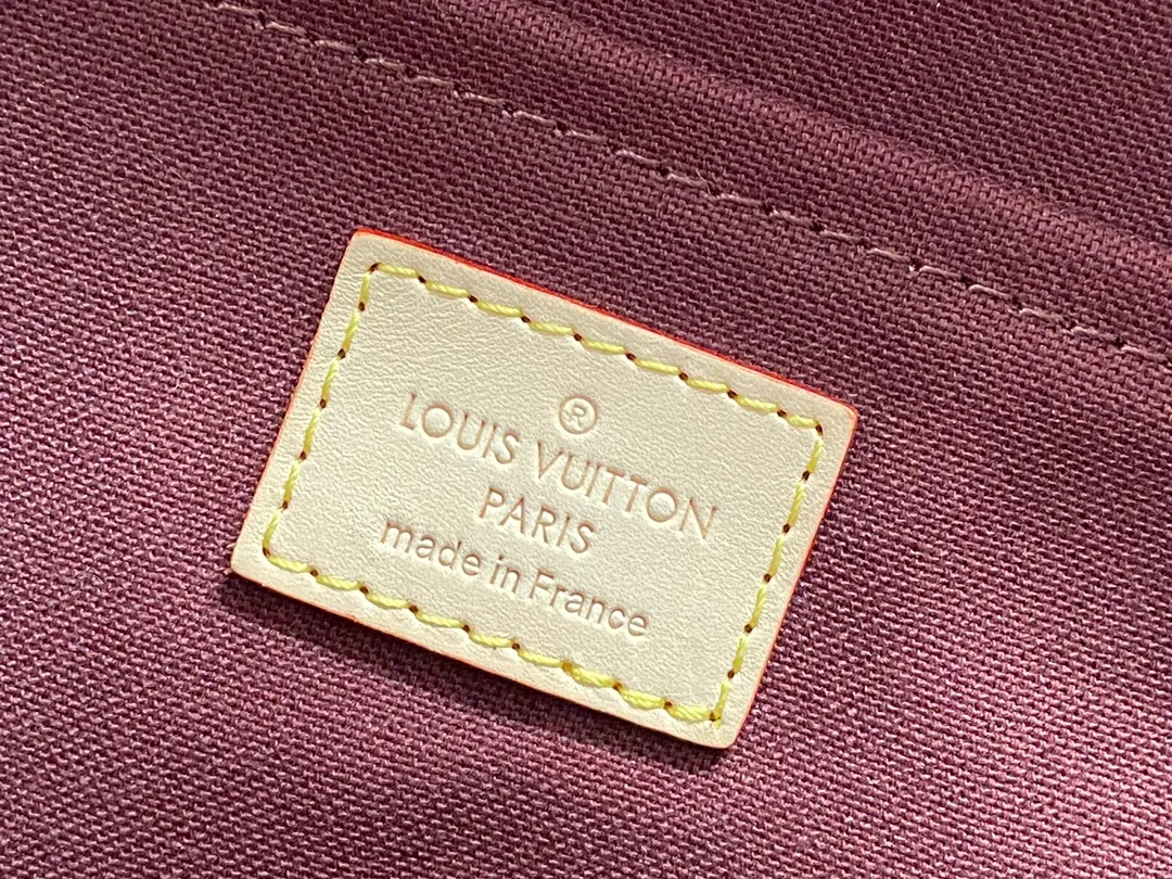 💰640 Top Original M40718 ✨A small and lightweight handbag made of Monogram canvas. It is a classic style that you can carry for any occasion. The magnet adsorption buckle is more convenient to use. Customized pure bronze hardware, 100% original tree paste leather imported from Italy, size 28×17×4