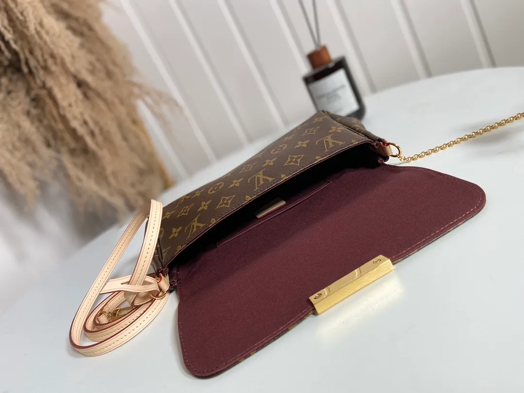 💰640 Top Original M40718 ✨A small and lightweight handbag made of Monogram canvas. It is a classic style that you can carry for any occasion. The magnet adsorption buckle is more convenient to use. Customized pure bronze hardware, 100% original tree paste leather imported from Italy, size 28×17×4