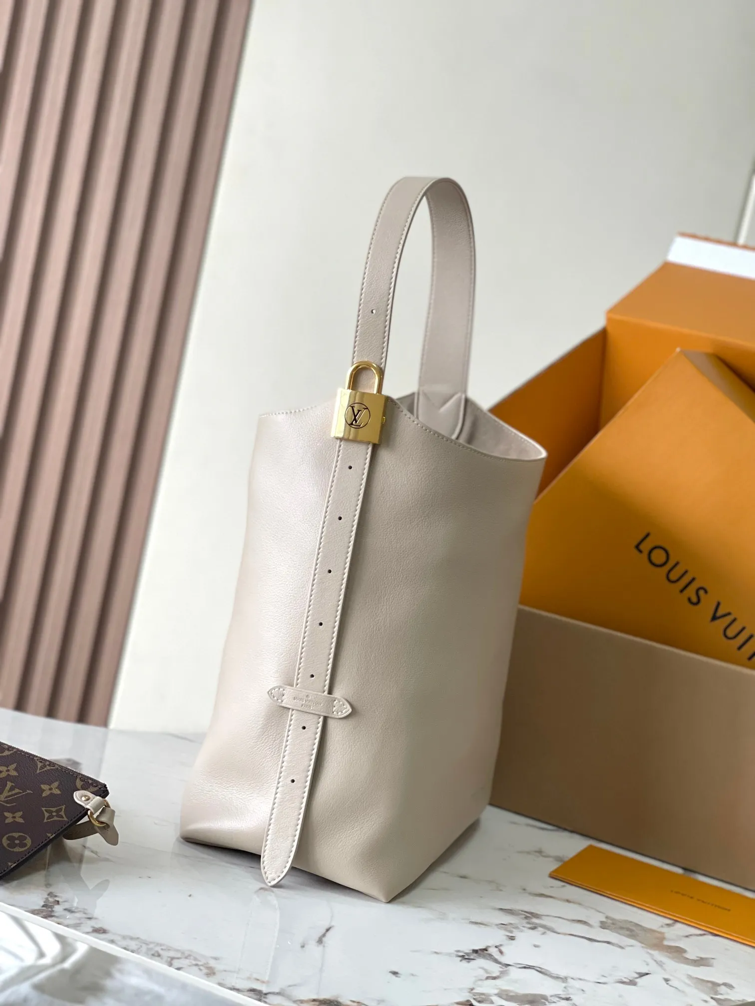 p3000 [Special grade MB chip version original leather] [Low Key Hobo medium handbag] is made of soft cow leather to outline simple and elegant lines, and is paired with suede lining to release a trendy atmosphere, showing the brand's exquisite craftsmanship. Model: M25022 dynamic chip version Material: A-grade all-steel hardware, imported original fabric Packaging: full set of original factory duty-free MB packaging Size: 31*35*18