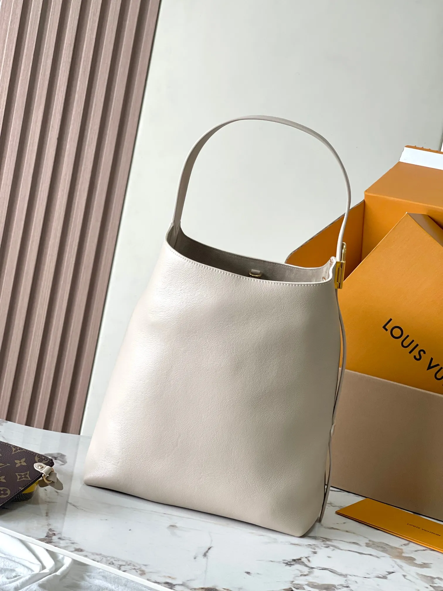 p3000 [Special grade MB chip version original leather] [Low Key Hobo medium handbag] is made of soft cow leather to outline simple and elegant lines, and is paired with suede lining to release a trendy atmosphere, showing the brand's exquisite craftsmanship. Model: M25022 dynamic chip version Material: A-grade all-steel hardware, imported original fabric Packaging: full set of original factory duty-free MB packaging Size: 31*35*18