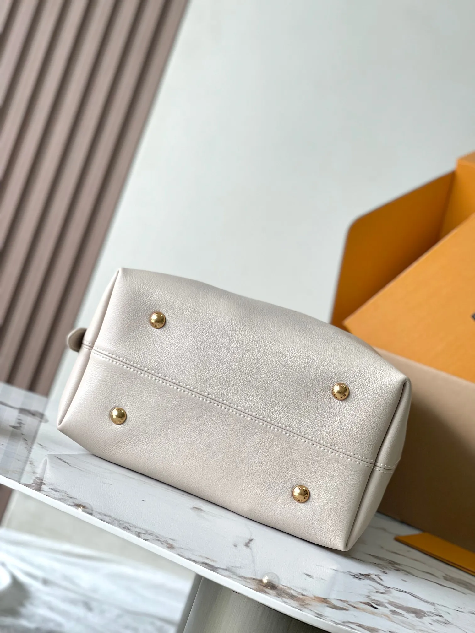 p3000 [Special grade MB chip version original leather] [Low Key Hobo medium handbag] is made of soft cow leather to outline simple and elegant lines, and is paired with suede lining to release a trendy atmosphere, showing the brand's exquisite craftsmanship. Model: M25022 dynamic chip version Material: A-grade all-steel hardware, imported original fabric Packaging: full set of original factory duty-free MB packaging Size: 31*35*18