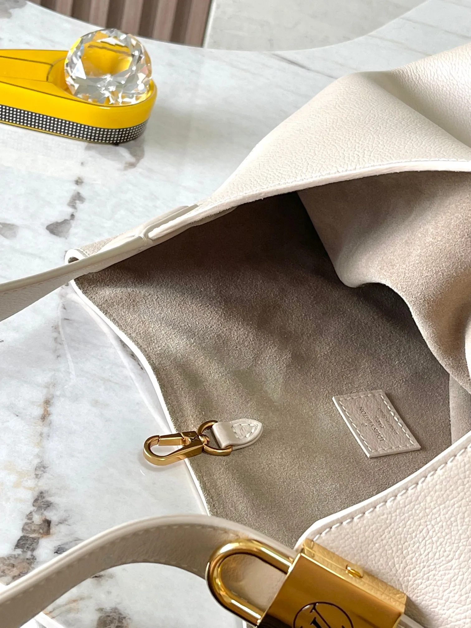 p3000 [Special grade MB chip version original leather] [Low Key Hobo medium handbag] is made of soft cow leather to outline simple and elegant lines, and is paired with suede lining to release a trendy atmosphere, showing the brand's exquisite craftsmanship. Model: M25022 dynamic chip version Material: A-grade all-steel hardware, imported original fabric Packaging: full set of original factory duty-free MB packaging Size: 31*35*18