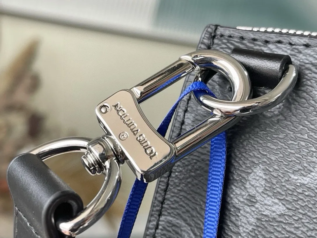 💰1000 Top Original Order M46098 This handbag draws inspiration from the archive Sac Plat handbag, with an elegant structure made of Monogram Eclipse Reserve canvas. Reinforced leather straps and nameplate remain traditional details, and a wide zippered mouth is featured. Detachable shoulder strap provides multiple carrying options. Dimensions: 26 x 28.5 x 6 cm