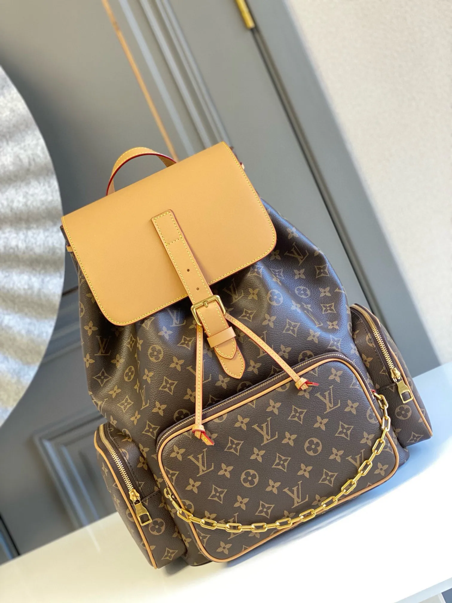 💰1200 (first-grain leather) top original single M44658 TRIO backpack Trio backpack FL factory Monogram canvas bag body with cowhide flap, embellished with modern details such as a gold chain on the front pocket, connecting Louis Vuitton's past and present. Three zippered front pockets and side pockets are utilitarian, with ample space for a laptop. Detailed features 60 x 72 x 19 cm (Length x Height x Width) Monogram coated canvas Textile lining Cowhide leather trim Patina gold-tone hardware Adjustable leather shoulder strap Buckle closure 2 external pockets External front pocket Internal patch pocket Double internal patch pockets Handles: Single handle