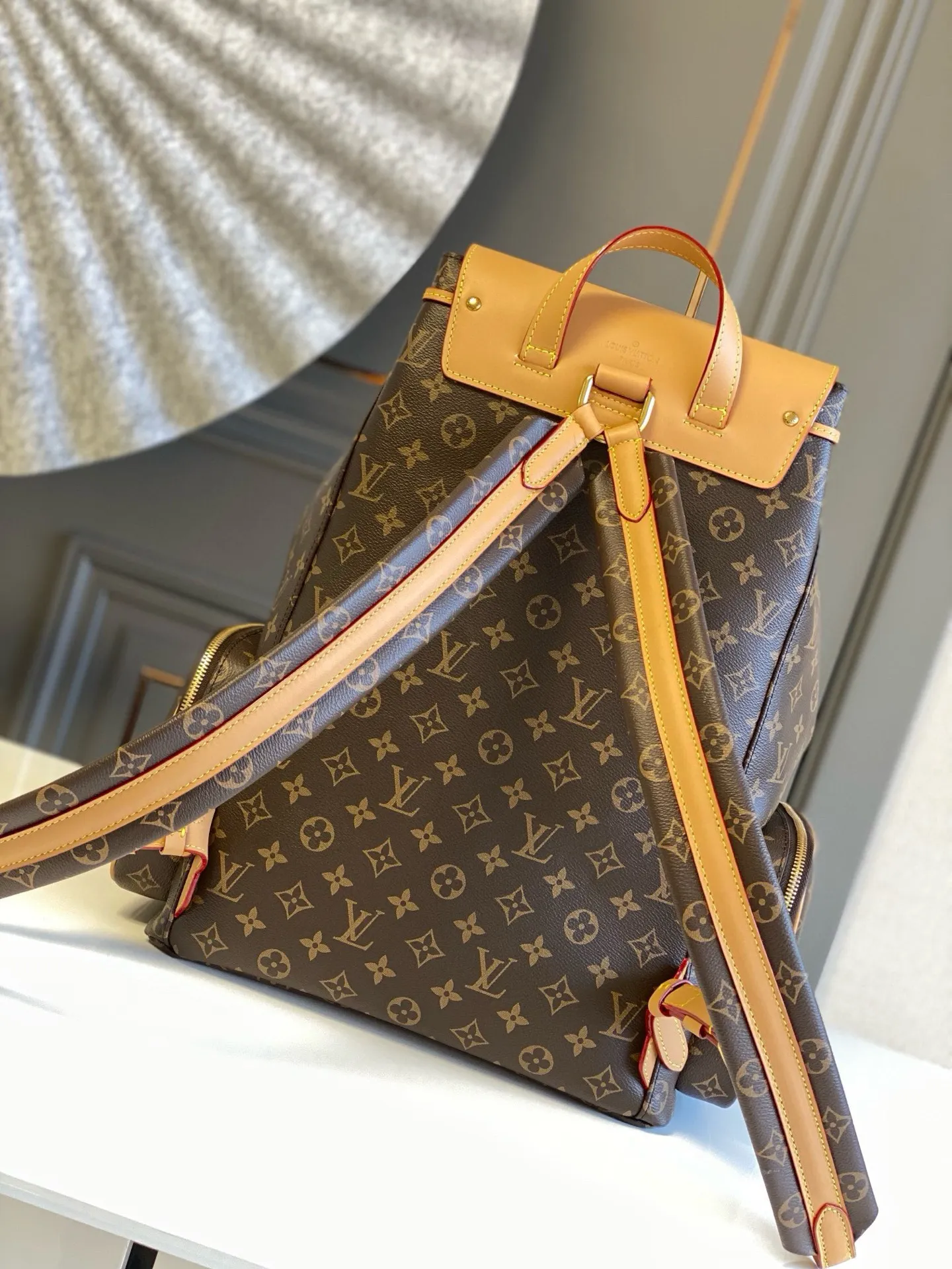 💰1200 (first-grain leather) top original single M44658 TRIO backpack Trio backpack FL factory Monogram canvas bag body with cowhide flap, embellished with modern details such as a gold chain on the front pocket, connecting Louis Vuitton's past and present. Three zippered front pockets and side pockets are utilitarian, with ample space for a laptop. Detailed features 60 x 72 x 19 cm (Length x Height x Width) Monogram coated canvas Textile lining Cowhide leather trim Patina gold-tone hardware Adjustable leather shoulder strap Buckle closure 2 external pockets External front pocket Internal patch pocket Double internal patch pockets Handles: Single handle