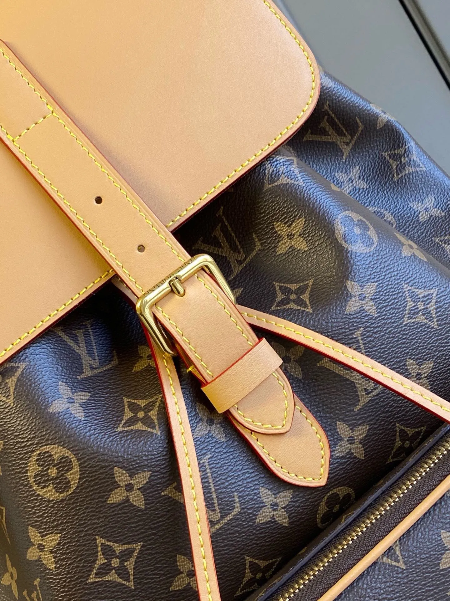 💰1200 (first-grain leather) top original single M44658 TRIO backpack Trio backpack FL factory Monogram canvas bag body with cowhide flap, embellished with modern details such as a gold chain on the front pocket, connecting Louis Vuitton's past and present. Three zippered front pockets and side pockets are utilitarian, with ample space for a laptop. Detailed features 60 x 72 x 19 cm (Length x Height x Width) Monogram coated canvas Textile lining Cowhide leather trim Patina gold-tone hardware Adjustable leather shoulder strap Buckle closure 2 external pockets External front pocket Internal patch pocket Double internal patch pockets Handles: Single handle