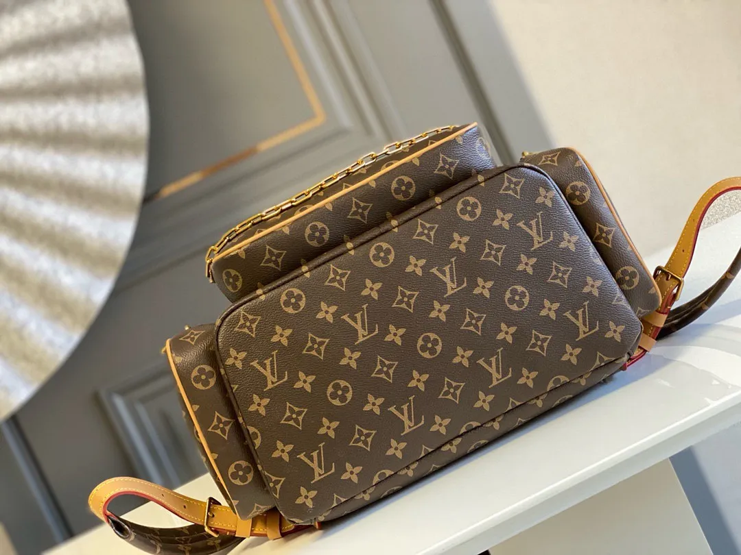 💰1200 (first-grain leather) top original single M44658 TRIO backpack Trio backpack FL factory Monogram canvas bag body with cowhide flap, embellished with modern details such as a gold chain on the front pocket, connecting Louis Vuitton's past and present. Three zippered front pockets and side pockets are utilitarian, with ample space for a laptop. Detailed features 60 x 72 x 19 cm (Length x Height x Width) Monogram coated canvas Textile lining Cowhide leather trim Patina gold-tone hardware Adjustable leather shoulder strap Buckle closure 2 external pockets External front pocket Internal patch pocket Double internal patch pockets Handles: Single handle