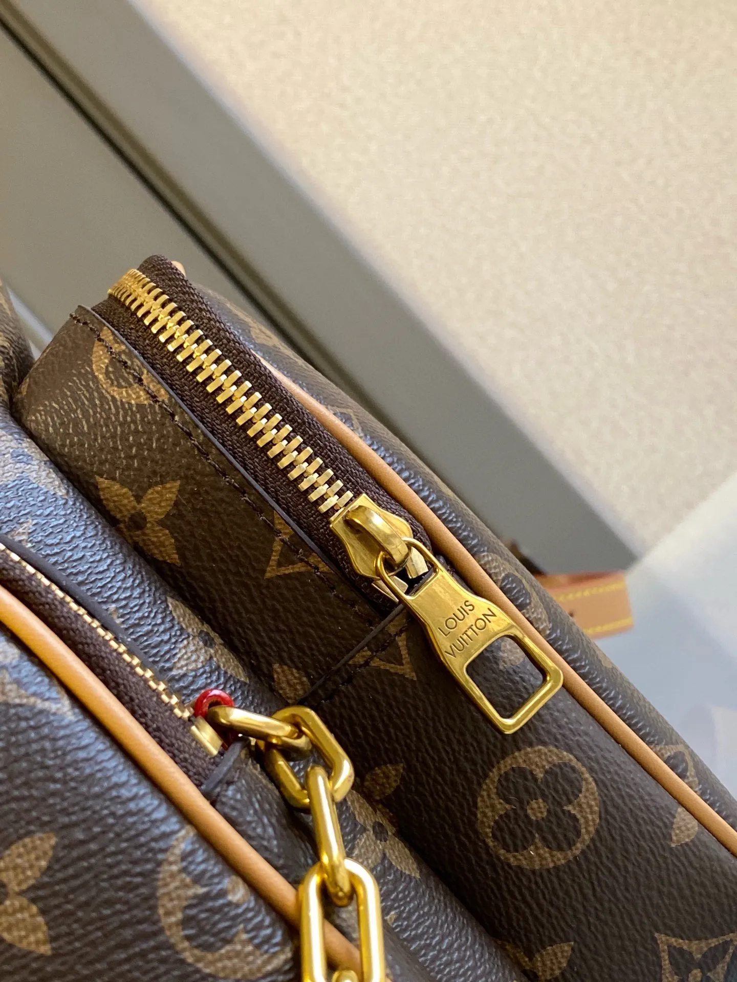 💰1200 (first-grain leather) top original single M44658 TRIO backpack Trio backpack FL factory Monogram canvas bag body with cowhide flap, embellished with modern details such as a gold chain on the front pocket, connecting Louis Vuitton's past and present. Three zippered front pockets and side pockets are utilitarian, with ample space for a laptop. Detailed features 60 x 72 x 19 cm (Length x Height x Width) Monogram coated canvas Textile lining Cowhide leather trim Patina gold-tone hardware Adjustable leather shoulder strap Buckle closure 2 external pockets External front pocket Internal patch pocket Double internal patch pockets Handles: Single handle