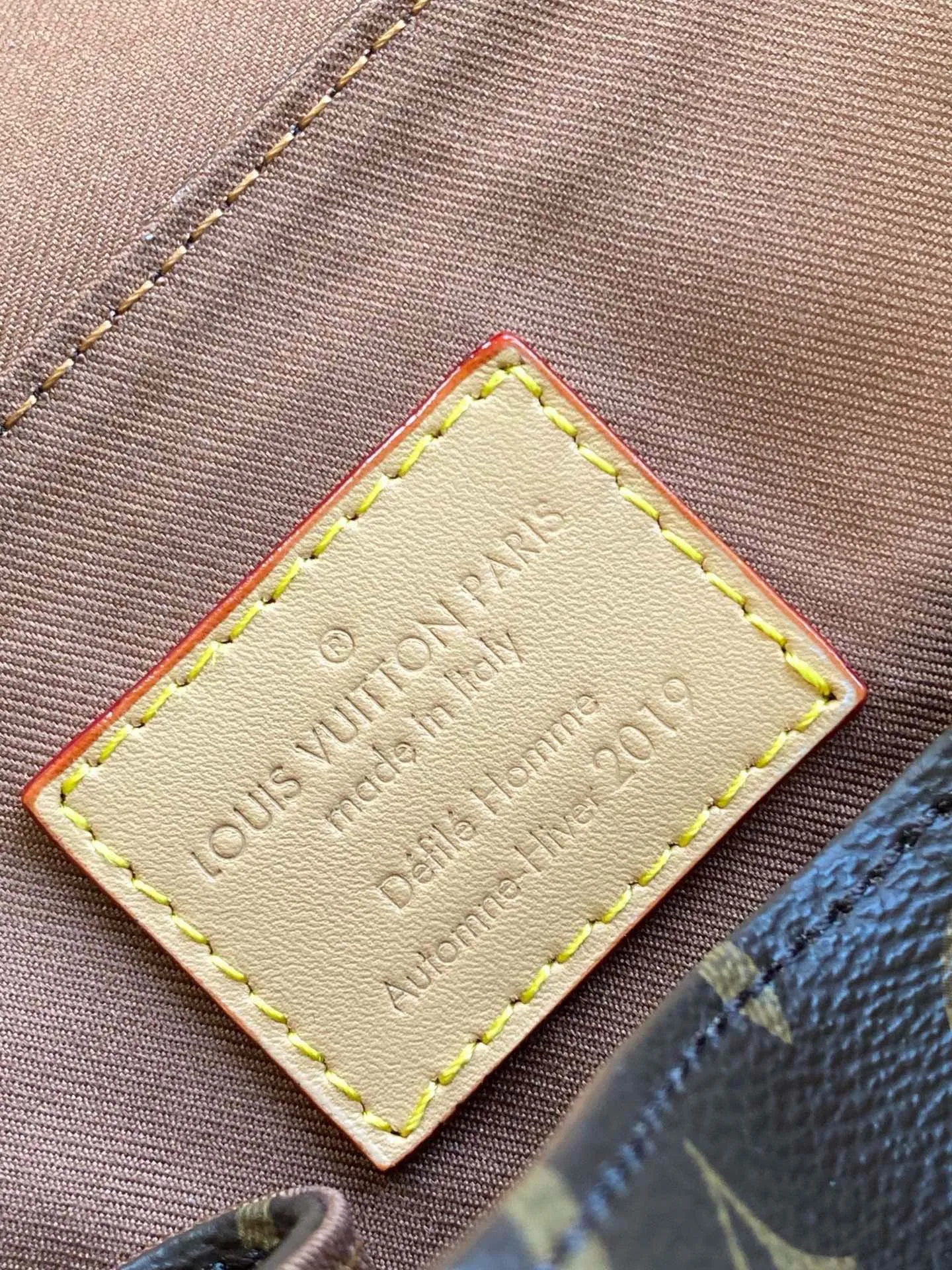 💰1200 (first-grain leather) top original single M44658 TRIO backpack Trio backpack FL factory Monogram canvas bag body with cowhide flap, embellished with modern details such as a gold chain on the front pocket, connecting Louis Vuitton's past and present. Three zippered front pockets and side pockets are utilitarian, with ample space for a laptop. Detailed features 60 x 72 x 19 cm (Length x Height x Width) Monogram coated canvas Textile lining Cowhide leather trim Patina gold-tone hardware Adjustable leather shoulder strap Buckle closure 2 external pockets External front pocket Internal patch pocket Double internal patch pockets Handles: Single handle