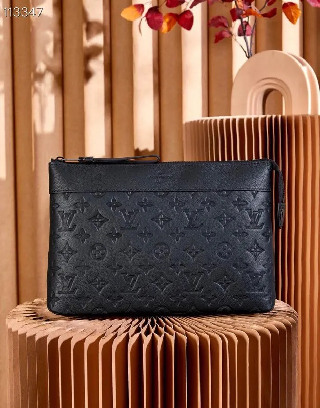 💰700 (first-grain leather) top-quality original all-steel hardware] M82545 black leather embossed CHETTE VOYAGE SOUE clutch chette Voyage Soue clutch bag is made of soft Monogram Eclie coated canvas, with rounded strokes to outline the classic chette Voyage clutch bag lines, bringing a comfortable travel experience. M82543 Full leather embossed, black floral black leather, black grid black leather, presbyopic black leather, Pila brand front compartment clutch, small clutch oo [handshake] [handshake] Slim configuration with zipper compartment and magnetic back pocket. Comes in gift box 32 x 21 x 8 cm (length x height x width)