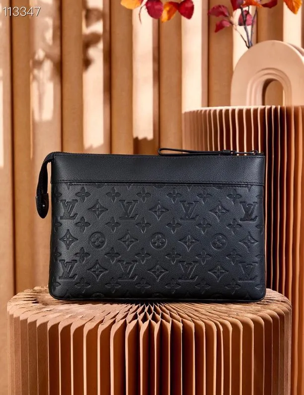 💰700 (first-grain leather) top-quality original all-steel hardware] M82545 black leather embossed CHETTE VOYAGE SOUE clutch chette Voyage Soue clutch bag is made of soft Monogram Eclie coated canvas, with rounded strokes to outline the classic chette Voyage clutch bag lines, bringing a comfortable travel experience. M82543 Full leather embossed, black floral black leather, black grid black leather, presbyopic black leather, Pila brand front compartment clutch, small clutch oo [handshake] [handshake] Slim configuration with zipper compartment and magnetic back pocket. Comes in gift box 32 x 21 x 8 cm (length x height x width)