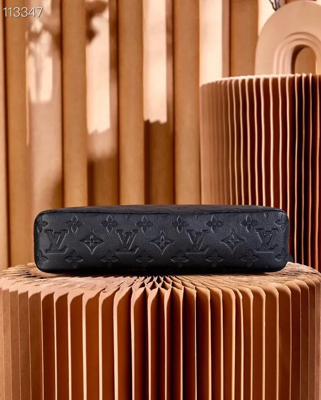 💰700 (first-grain leather) top-quality original all-steel hardware] M82545 black leather embossed CHETTE VOYAGE SOUE clutch chette Voyage Soue clutch bag is made of soft Monogram Eclie coated canvas, with rounded strokes to outline the classic chette Voyage clutch bag lines, bringing a comfortable travel experience. M82543 Full leather embossed, black floral black leather, black grid black leather, presbyopic black leather, Pila brand front compartment clutch, small clutch oo [handshake] [handshake] Slim configuration with zipper compartment and magnetic back pocket. Comes in gift box 32 x 21 x 8 cm (length x height x width)