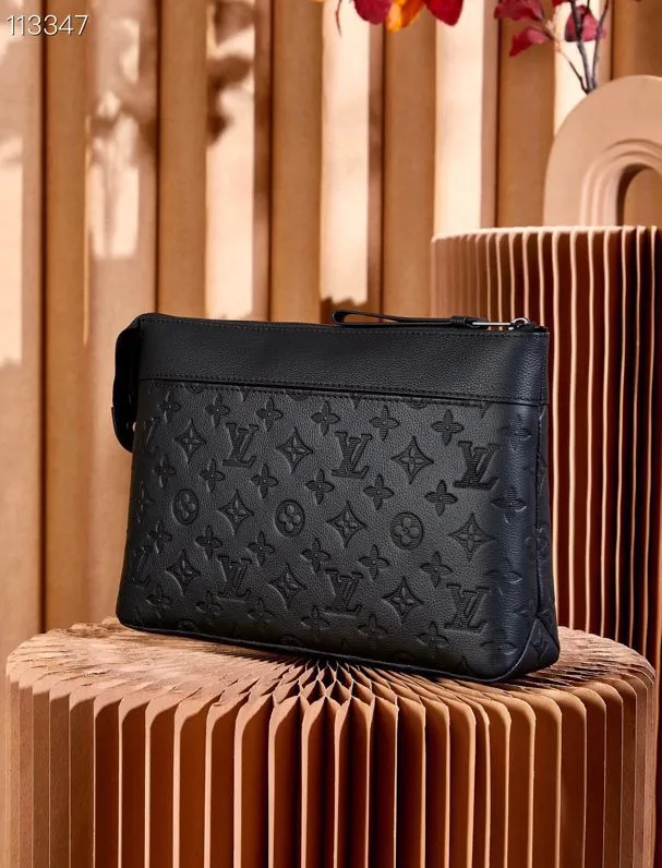 💰700 (first-grain leather) top-quality original all-steel hardware] M82545 black leather embossed CHETTE VOYAGE SOUE clutch chette Voyage Soue clutch bag is made of soft Monogram Eclie coated canvas, with rounded strokes to outline the classic chette Voyage clutch bag lines, bringing a comfortable travel experience. M82543 Full leather embossed, black floral black leather, black grid black leather, presbyopic black leather, Pila brand front compartment clutch, small clutch oo [handshake] [handshake] Slim configuration with zipper compartment and magnetic back pocket. Comes in gift box 32 x 21 x 8 cm (length x height x width)