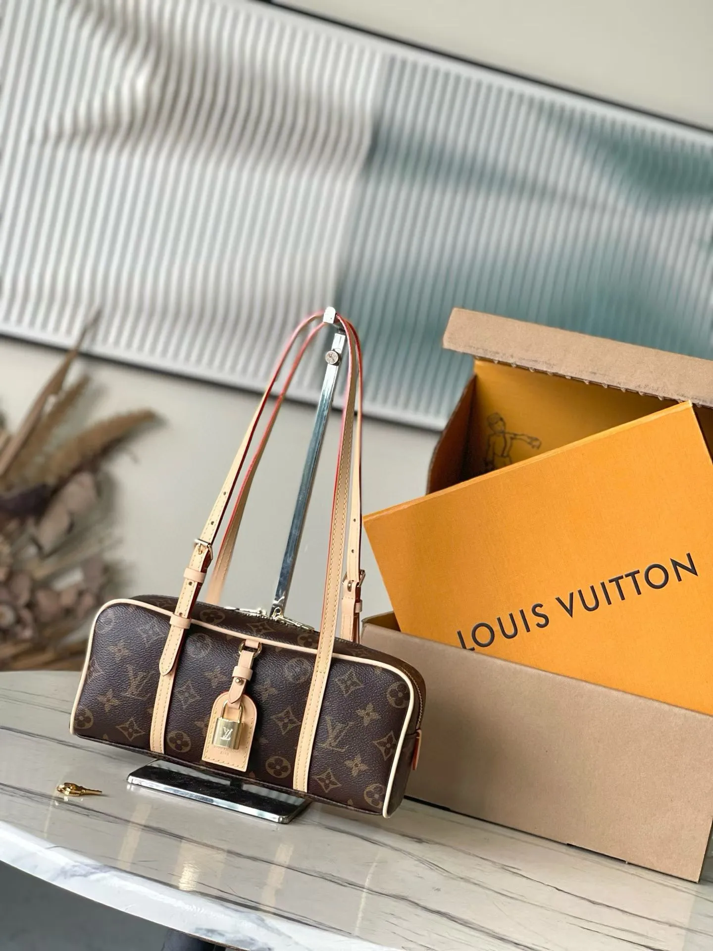 💰720 Top original order M47031 Looking back to the classic design of the Cite handbag in the 1980s, this HangOn handbag has a rich retro style. Monogram canvas and WN trim create a modern bowling bag gallery shape, and the padlock and nameplate highlight the brand's touch. Zipper closure and adjustable shoulder straps allow for flexible travel. Dimensions: 26 × 11.5 × 6.5 cm