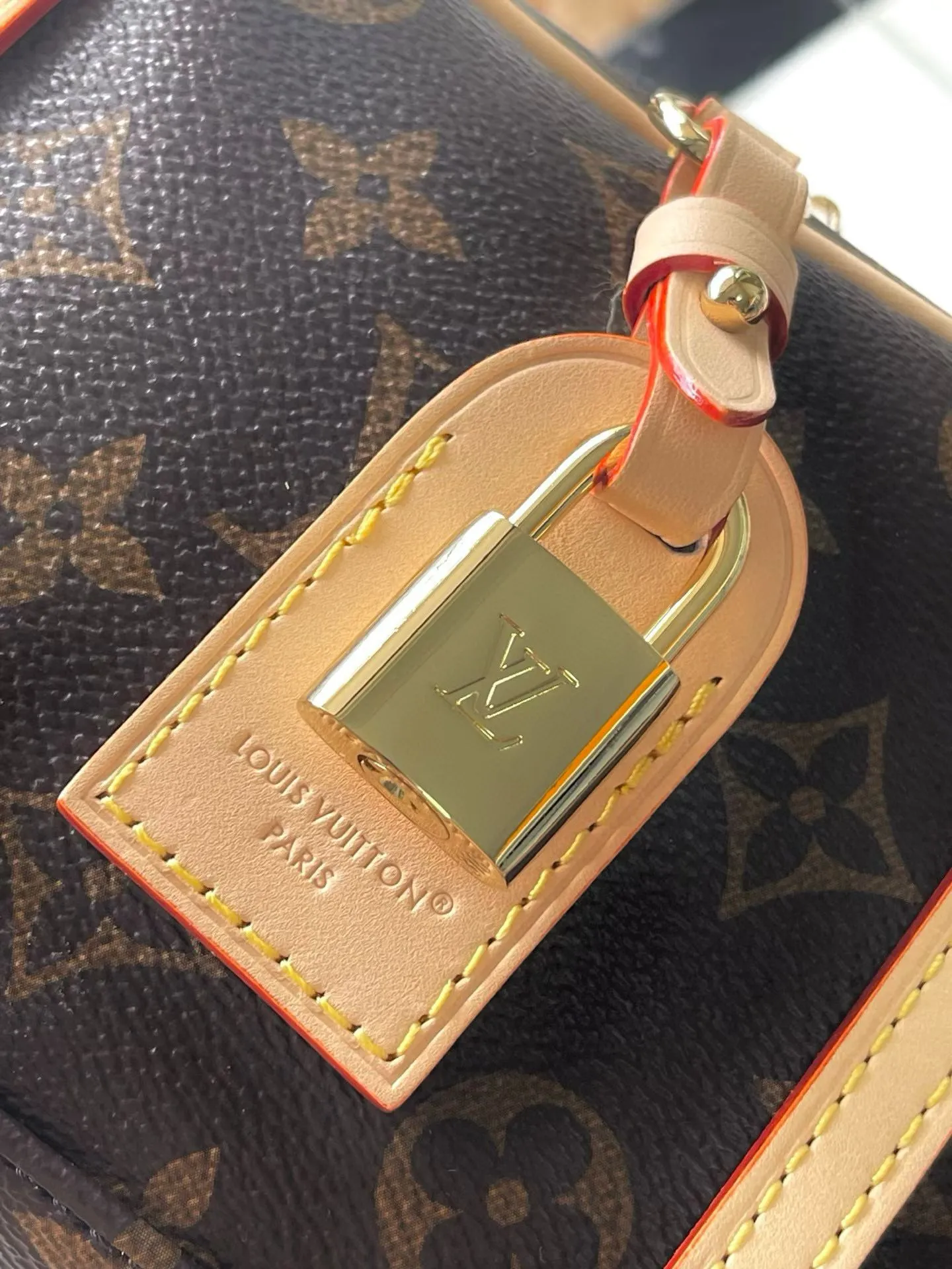 💰720 Top original order M47031 Looking back to the classic design of the Cite handbag in the 1980s, this HangOn handbag has a rich retro style. Monogram canvas and WN trim create a modern bowling bag gallery shape, and the padlock and nameplate highlight the brand's touch. Zipper closure and adjustable shoulder straps allow for flexible travel. Dimensions: 26 × 11.5 × 6.5 cm