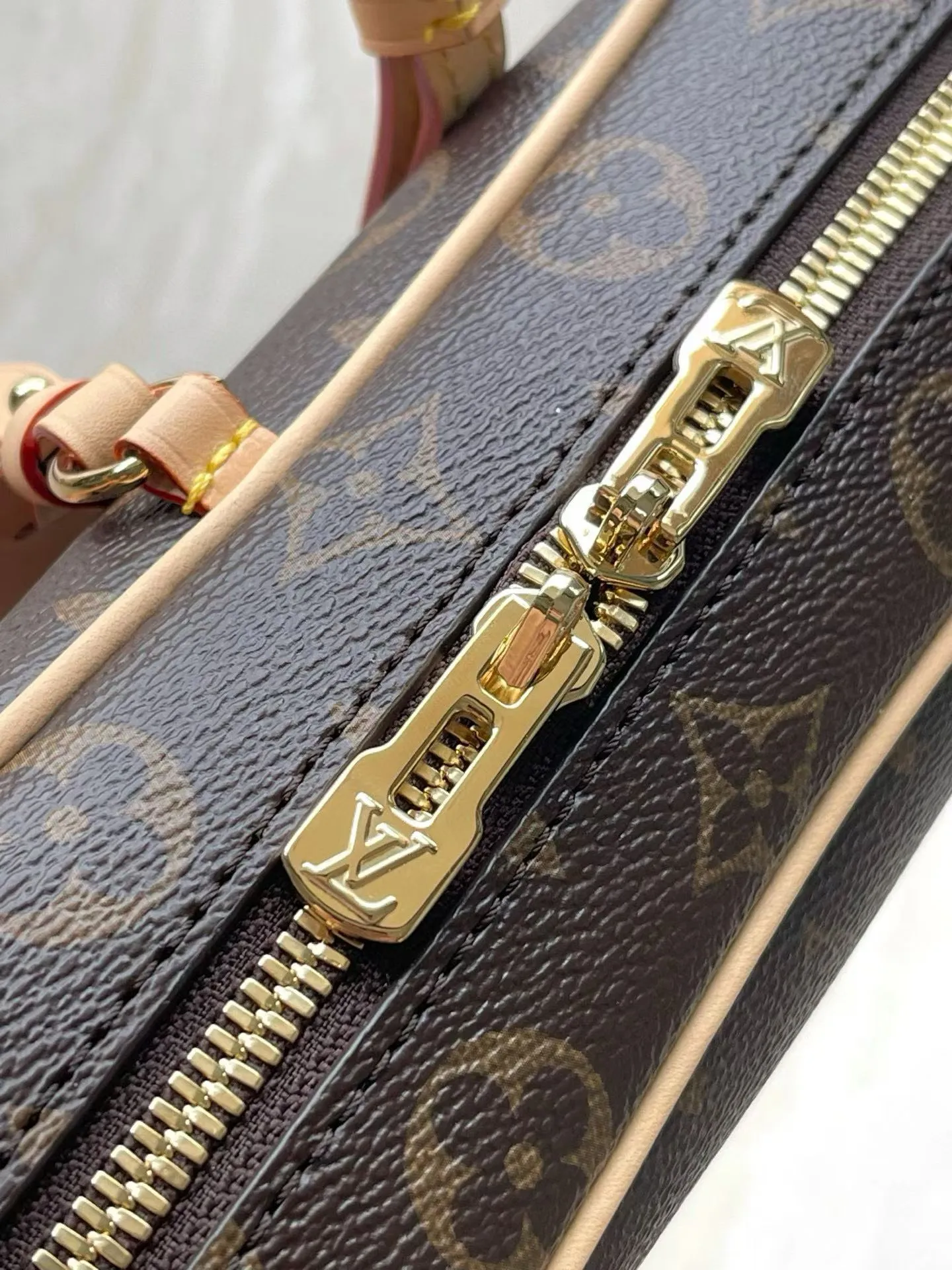 💰720 Top original order M47031 Looking back to the classic design of the Cite handbag in the 1980s, this HangOn handbag has a rich retro style. Monogram canvas and WN trim create a modern bowling bag gallery shape, and the padlock and nameplate highlight the brand's touch. Zipper closure and adjustable shoulder straps allow for flexible travel. Dimensions: 26 × 11.5 × 6.5 cm