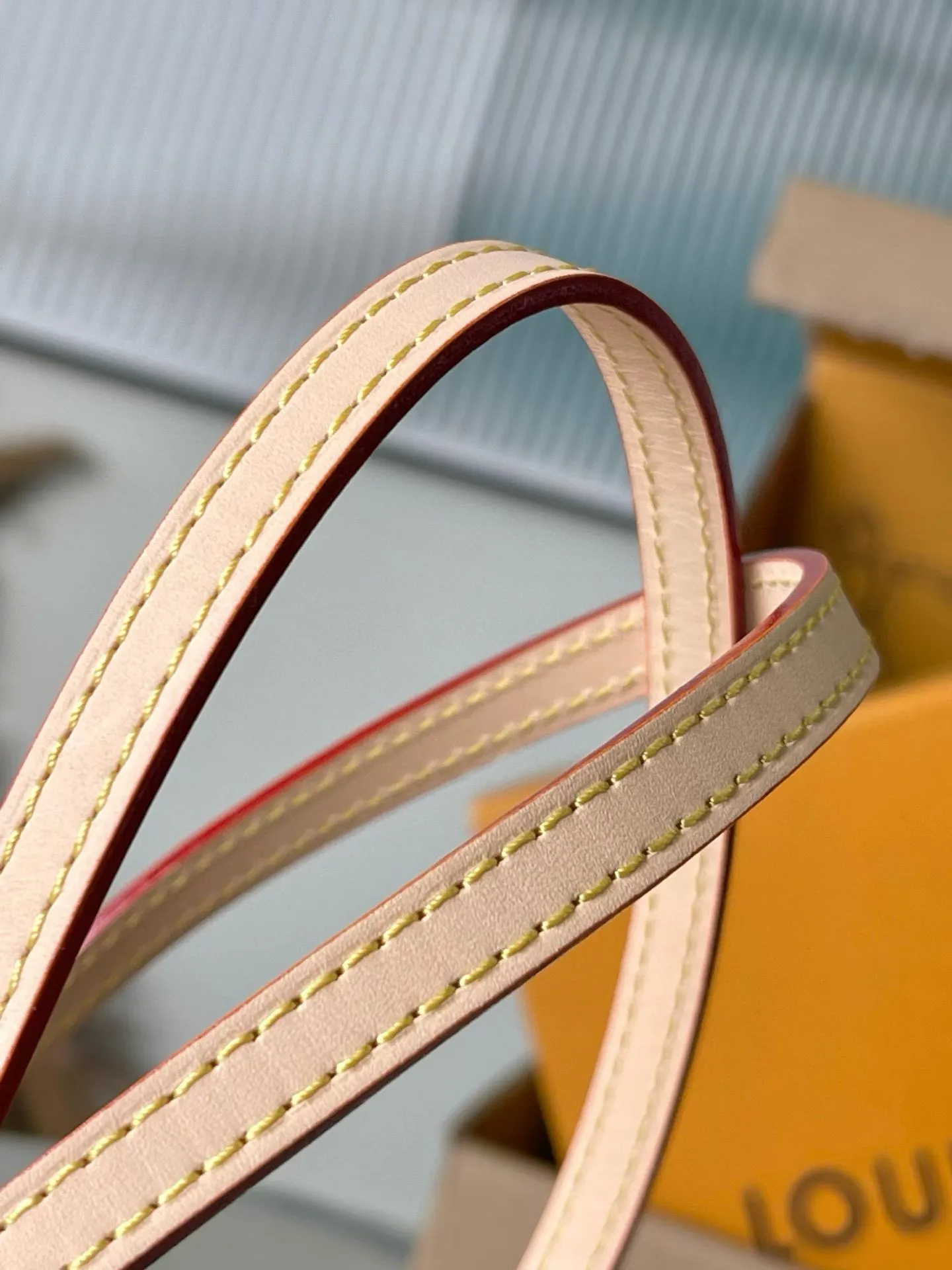 💰720 Top original order M47031 Looking back to the classic design of the Cite handbag in the 1980s, this HangOn handbag has a rich retro style. Monogram canvas and WN trim create a modern bowling bag gallery shape, and the padlock and nameplate highlight the brand's touch. Zipper closure and adjustable shoulder straps allow for flexible travel. Dimensions: 26 × 11.5 × 6.5 cm