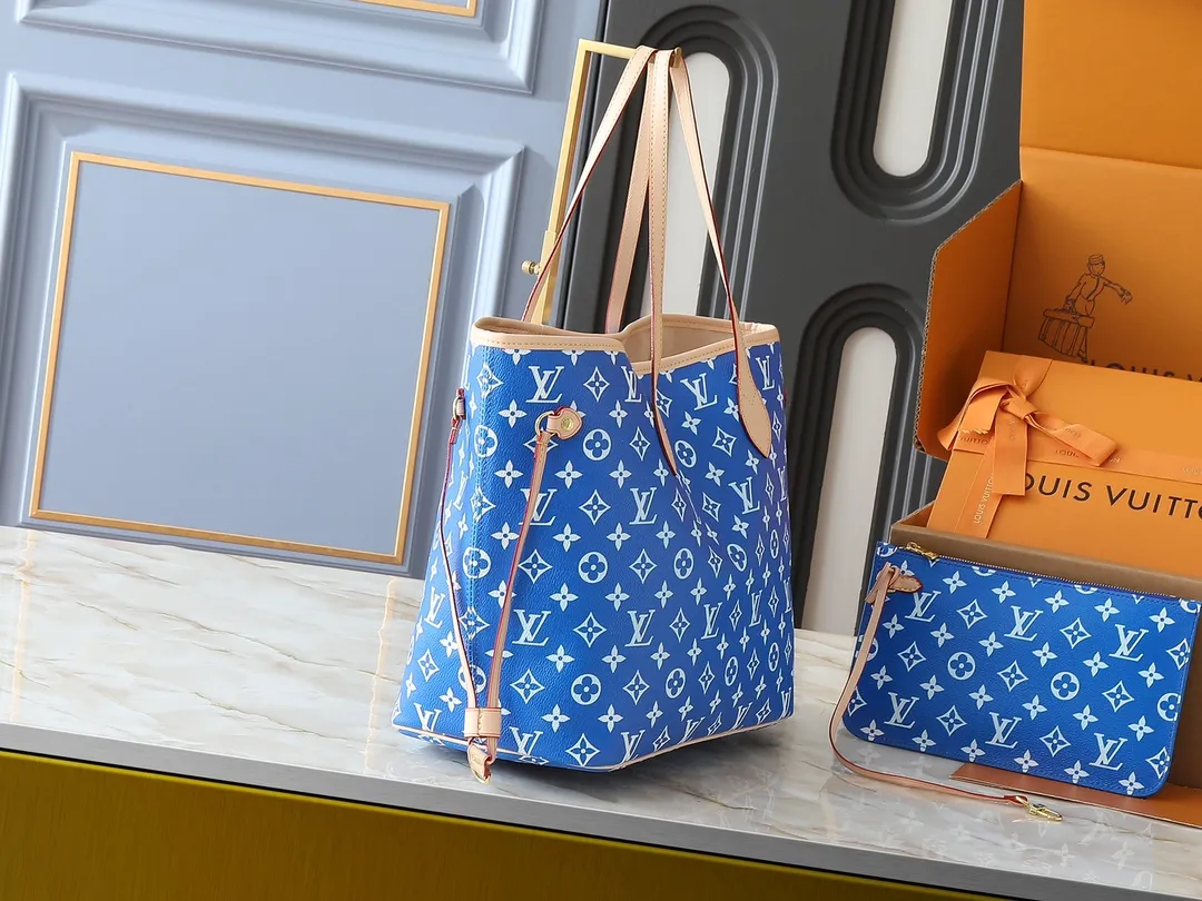 💰300💰Upgraded original M40995 The legendary Neverfull handbag can always meet your various handbag needs. It has a large capacity but is not bulky. It is stiff and soft to the touch, making it suitable for home and travel. Tighten the side ties and it instantly transforms into a stylish urban handbag. Loosen the straps and it transforms into a chic and practical handbag. The slender leather handle can be carried over the shoulder or between the arms. The model shown here is made of Damier Ebène canvas. Dimensions: 31.0 x 28.0 x 14.0 cm