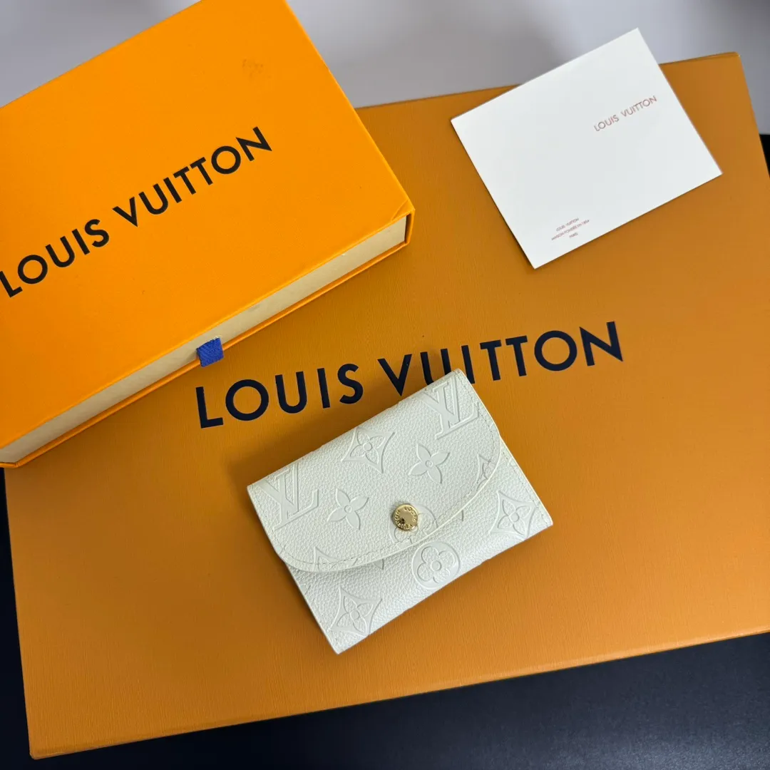 💰100 💎Upgraded from the original version🇫🇷 💌 "Portomone Rosari" using beautiful Monogram Unplant leather embossed with the iconic Monogram pattern. The rounded flap opens and closes with a gold-tone buckle emblazoned with "Louis Vuitton." The interior is also attractive with a zippered coin pocket, flat pocket and 2 card slots. Model: M81445 Size: 11X8X2.5