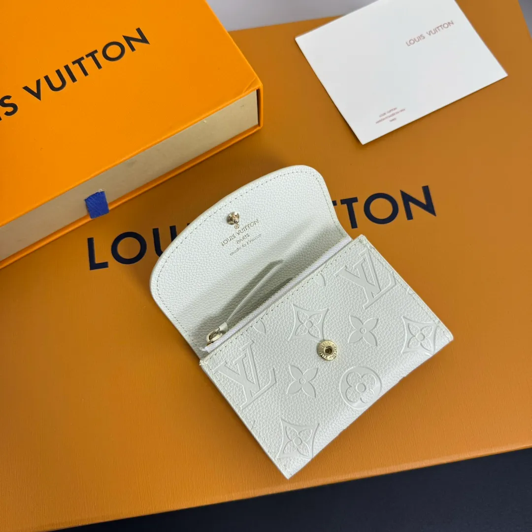 💰100 💎Upgraded from the original version🇫🇷 💌 "Portomone Rosari" using beautiful Monogram Unplant leather embossed with the iconic Monogram pattern. The rounded flap opens and closes with a gold-tone buckle emblazoned with "Louis Vuitton." The interior is also attractive with a zippered coin pocket, flat pocket and 2 card slots. Model: M81445 Size: 11X8X2.5