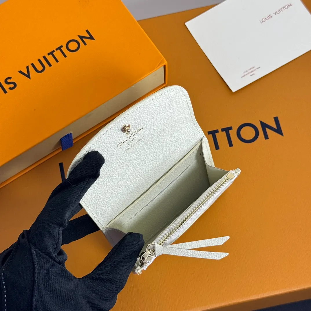 💰100 💎Upgraded from the original version🇫🇷 💌 "Portomone Rosari" using beautiful Monogram Unplant leather embossed with the iconic Monogram pattern. The rounded flap opens and closes with a gold-tone buckle emblazoned with "Louis Vuitton." The interior is also attractive with a zippered coin pocket, flat pocket and 2 card slots. Model: M81445 Size: 11X8X2.5