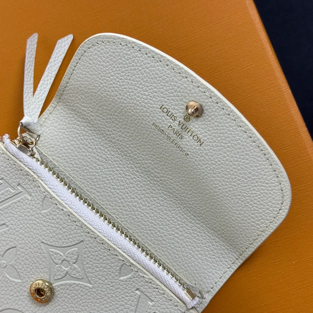 💰100 💎Upgraded from the original version🇫🇷 💌 "Portomone Rosari" using beautiful Monogram Unplant leather embossed with the iconic Monogram pattern. The rounded flap opens and closes with a gold-tone buckle emblazoned with "Louis Vuitton." The interior is also attractive with a zippered coin pocket, flat pocket and 2 card slots. Model: M81445 Size: 11X8X2.5