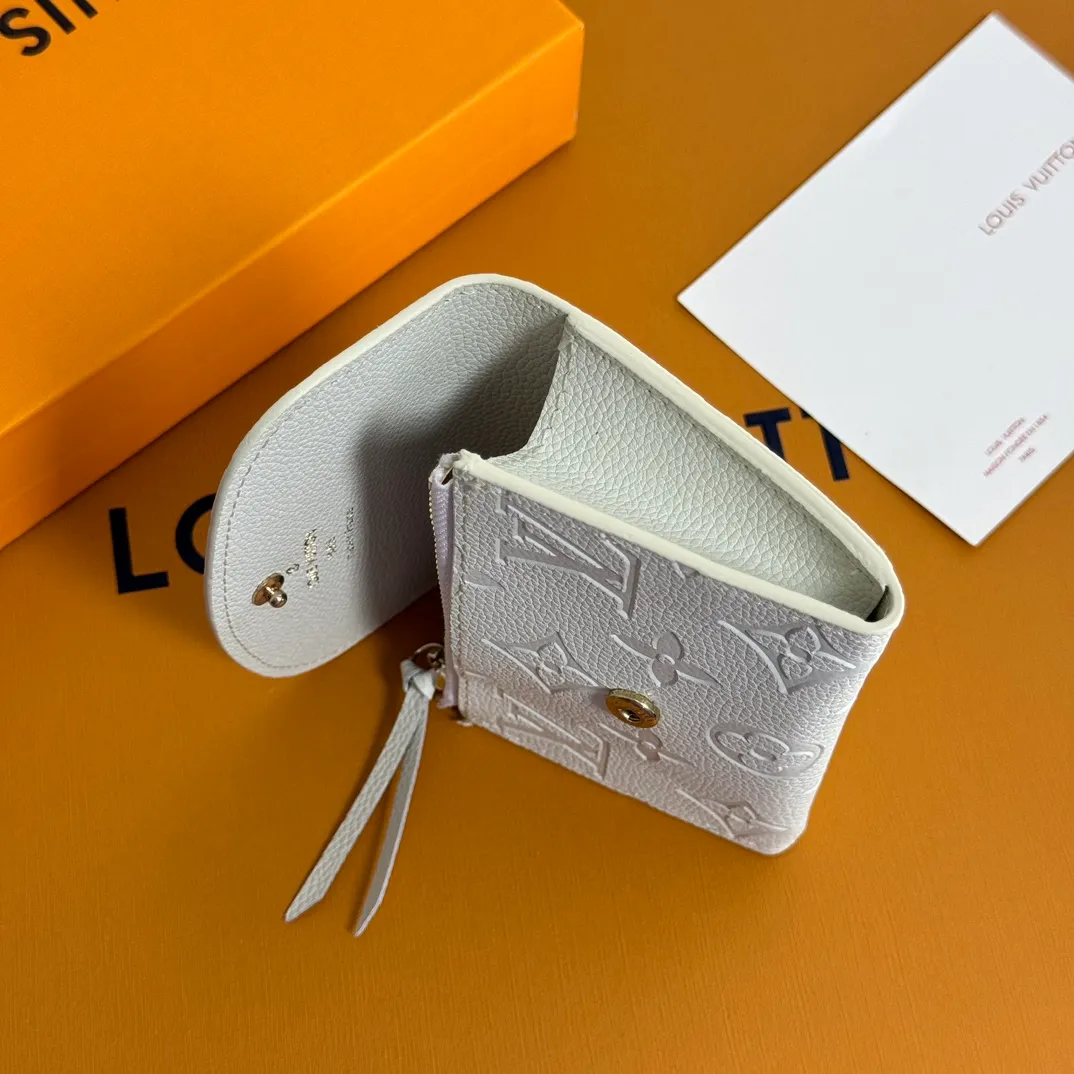 💰100 💎Upgraded from the original version🇫🇷 💌 "Portomone Rosari" using beautiful Monogram Unplant leather embossed with the iconic Monogram pattern. The rounded flap opens and closes with a gold-tone buckle emblazoned with "Louis Vuitton." The interior is also attractive with a zippered coin pocket, flat pocket and 2 card slots. Model: M81445 Size: 11X8X2.5