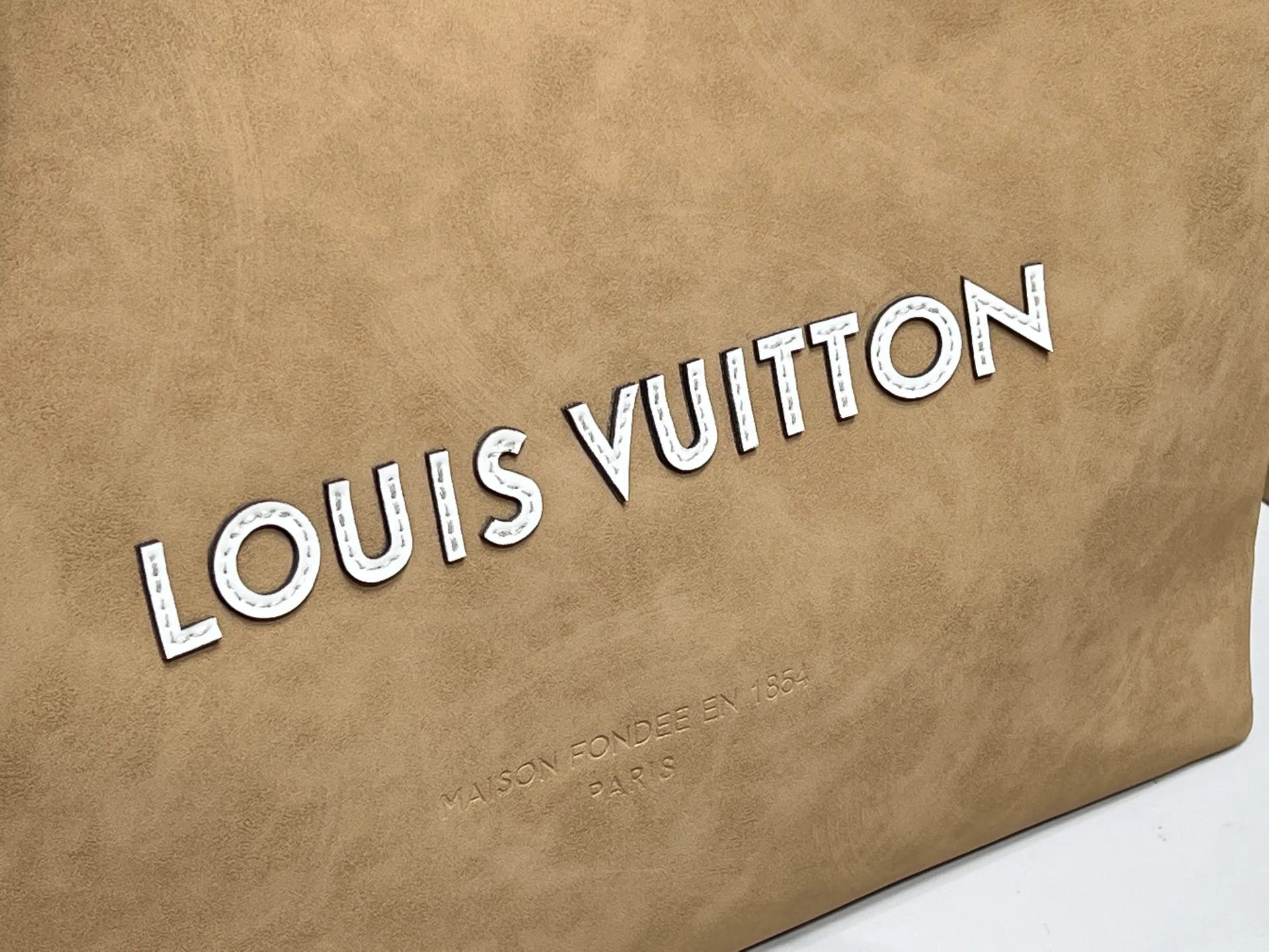 Batch 320💰M24457 Khaki Black Plaid Presbyopia Plaid Purple Grass Green Pink Black Orange Blue Green Gray Presbyopia Plaid Black Crocodile Pattern Orange Crocodile Pattern ✔️ This Shopper medium handbag draws inspiration from Louis Vuitton shopping bags, with the words Louis Vuitton and Maison Fondée En 1854 written on soft cow leather, with top handles and detachable shoulder straps. Dimensions: 42x34x16cm