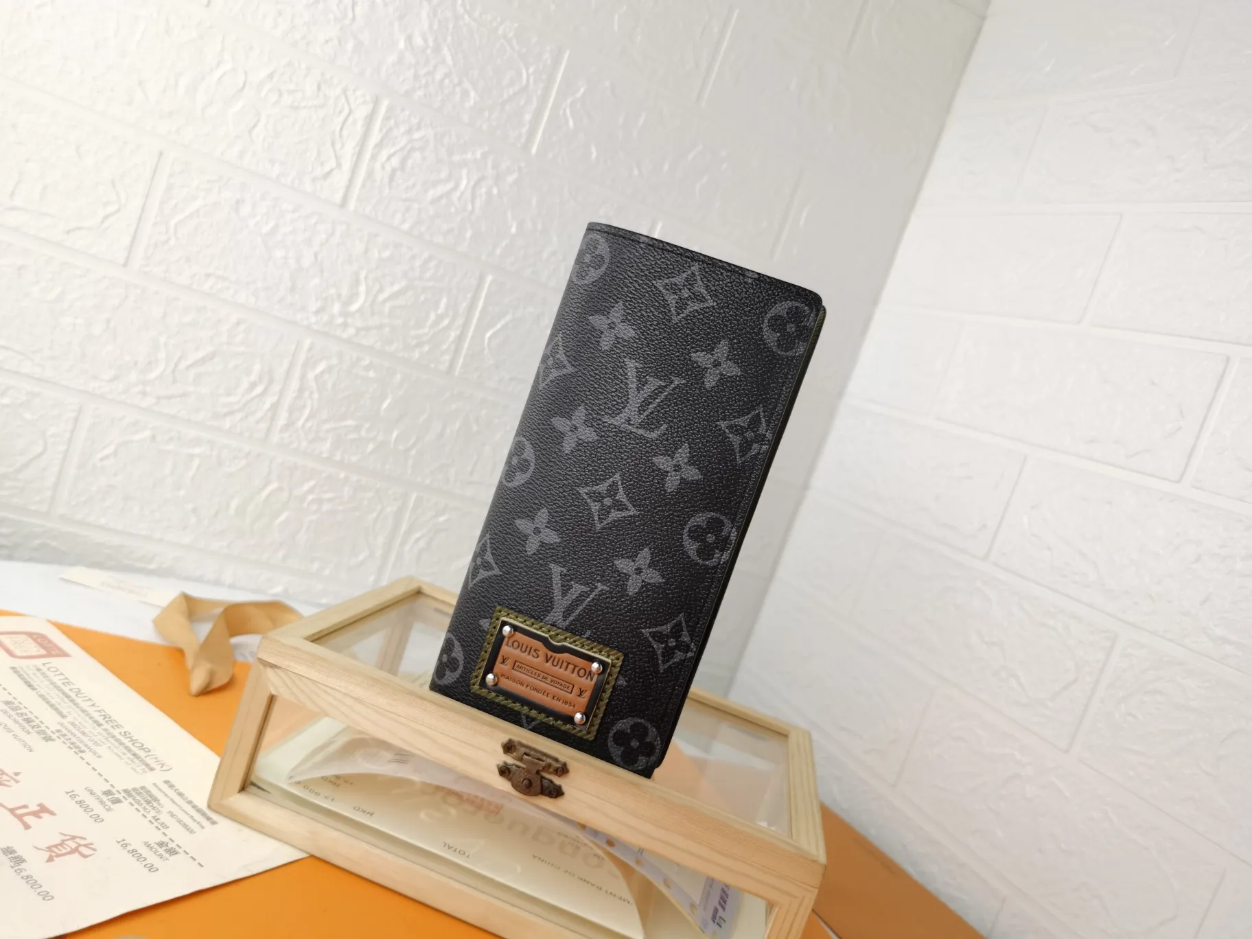 P140💰Top original version💎【Real shot, own background】M63212 black flower/military green LV is famous for the exquisite skills of its craftsmen. The rare design and special leather combine technological innovation and classic style to highlight the existence of the Louis Vuitton world. The interior of the wallet is uniquely designed with various pockets and credit card slots. Size: 10X19, 62665