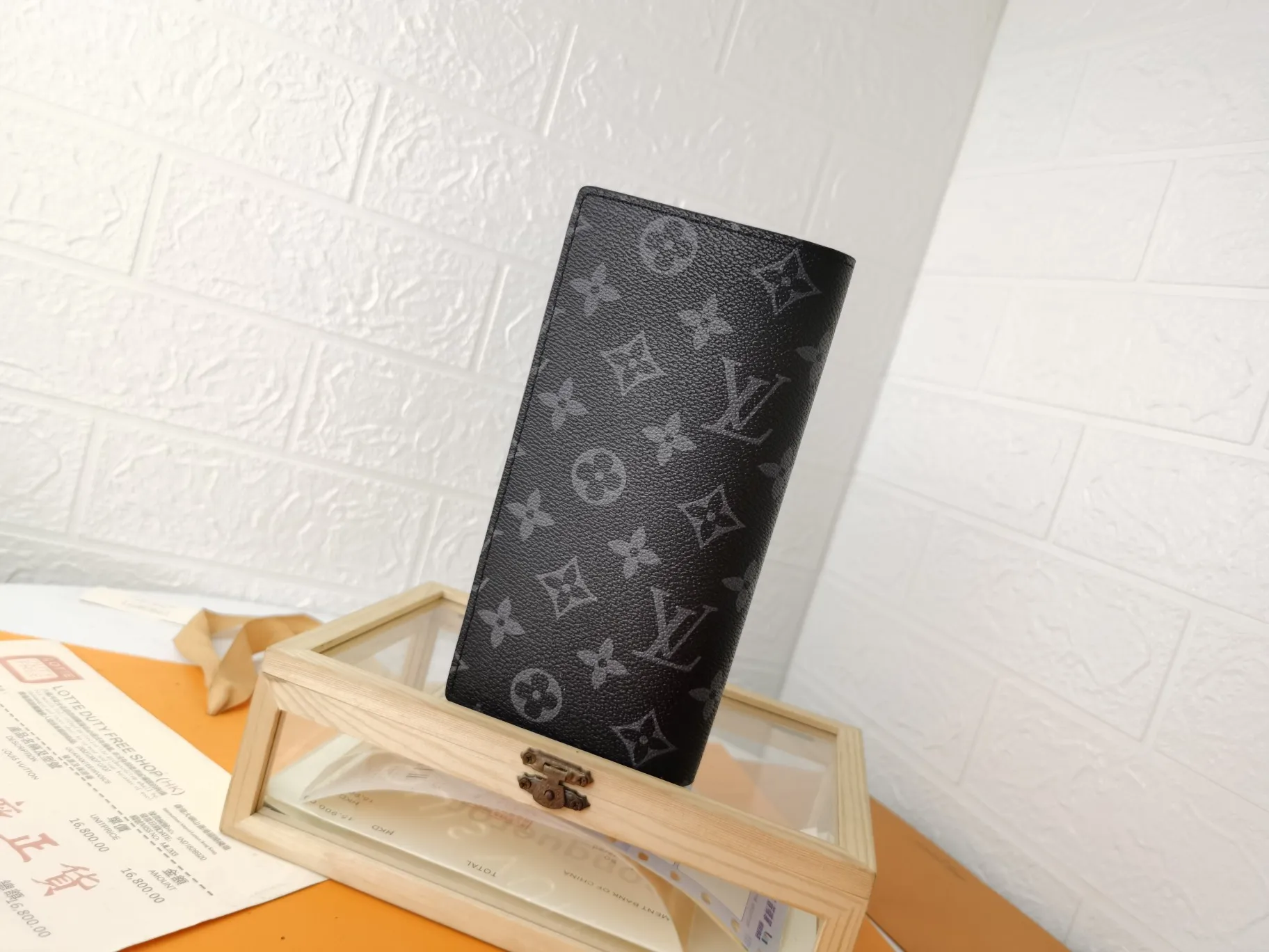 P140💰Top original version💎【Real shot, own background】M63212 black flower/military green LV is famous for the exquisite skills of its craftsmen. The rare design and special leather combine technological innovation and classic style to highlight the existence of the Louis Vuitton world. The interior of the wallet is uniquely designed with various pockets and credit card slots. Size: 10X19, 62665