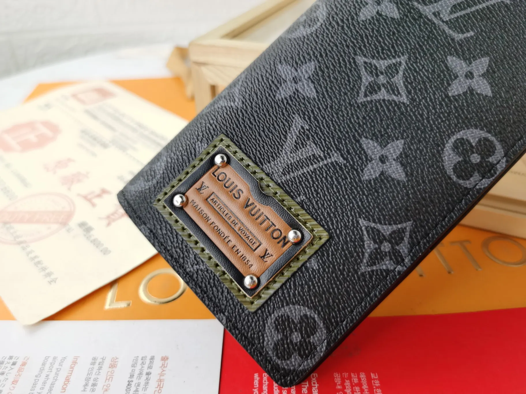 P140💰Top original version💎【Real shot, own background】M63212 black flower/military green LV is famous for the exquisite skills of its craftsmen. The rare design and special leather combine technological innovation and classic style to highlight the existence of the Louis Vuitton world. The interior of the wallet is uniquely designed with various pockets and credit card slots. Size: 10X19, 62665