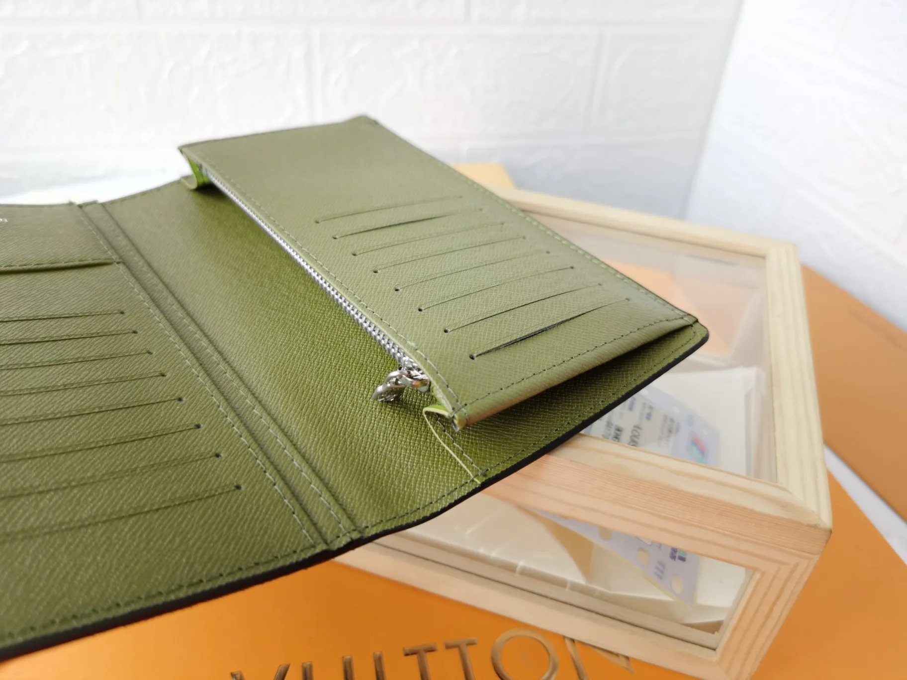 P140💰Top original version💎【Real shot, own background】M63212 black flower/military green LV is famous for the exquisite skills of its craftsmen. The rare design and special leather combine technological innovation and classic style to highlight the existence of the Louis Vuitton world. The interior of the wallet is uniquely designed with various pockets and credit card slots. Size: 10X19, 62665