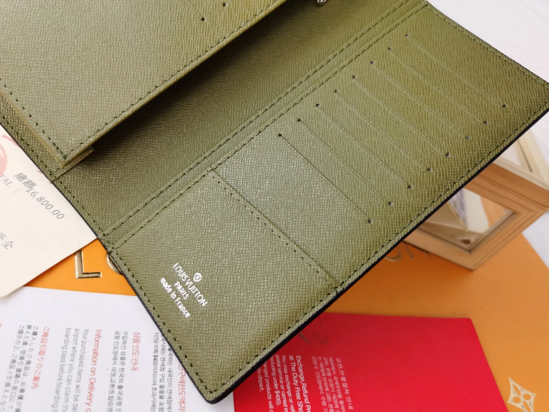 P140💰Top original version💎【Real shot, own background】M63212 black flower/military green LV is famous for the exquisite skills of its craftsmen. The rare design and special leather combine technological innovation and classic style to highlight the existence of the Louis Vuitton world. The interior of the wallet is uniquely designed with various pockets and credit card slots. Size: 10X19, 62665
