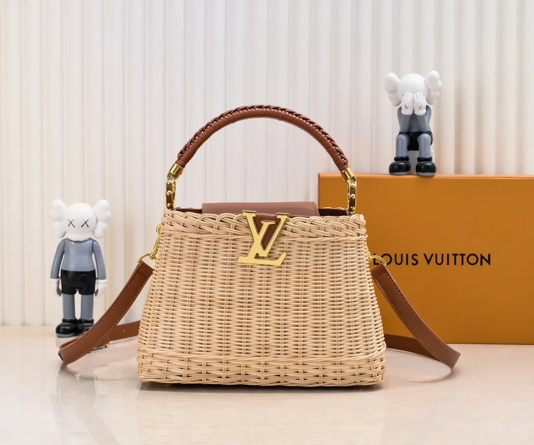 Upgraded version P680 M11616 This CapucinesBB handbag has a unique rattan woven structure, paying tribute to the Louis Vuitton picnic box design that came out in 1892. The cow leather shapes the top handle and flap, the LV letters reveal a metallic texture, and the detachable and adjustable leather shoulder strap makes it easy to carry on the shoulder. The gift box packaging provided with this product may be reasonably adjusted depending on the stock situation, and may be different from the packaging style displayed on this product page. Please refer to the actual gift box packaging style received for details. Size:27×17.3×9cm