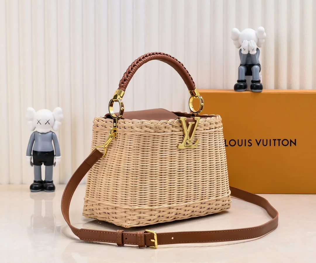 Upgraded version P680 M11616 This CapucinesBB handbag has a unique rattan woven structure, paying tribute to the Louis Vuitton picnic box design that came out in 1892. The cow leather shapes the top handle and flap, the LV letters reveal a metallic texture, and the detachable and adjustable leather shoulder strap makes it easy to carry on the shoulder. The gift box packaging provided with this product may be reasonably adjusted depending on the stock situation, and may be different from the packaging style displayed on this product page. Please refer to the actual gift box packaging style received for details. Size:27×17.3×9cm
