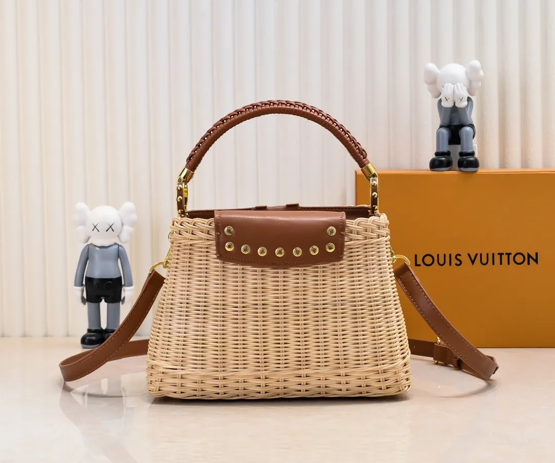 Upgraded version P680 M11616 This CapucinesBB handbag has a unique rattan woven structure, paying tribute to the Louis Vuitton picnic box design that came out in 1892. The cow leather shapes the top handle and flap, the LV letters reveal a metallic texture, and the detachable and adjustable leather shoulder strap makes it easy to carry on the shoulder. The gift box packaging provided with this product may be reasonably adjusted depending on the stock situation, and may be different from the packaging style displayed on this product page. Please refer to the actual gift box packaging style received for details. Size:27×17.3×9cm