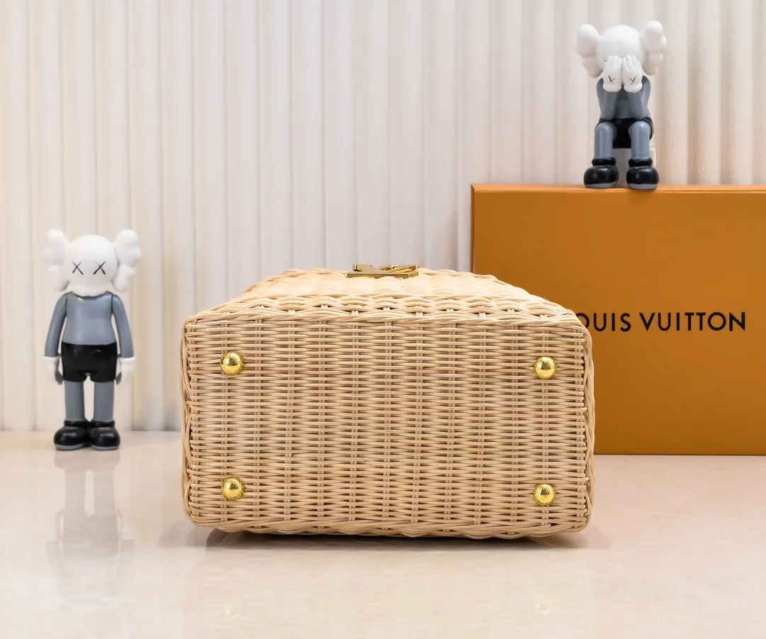 Upgraded version P680 M11616 This CapucinesBB handbag has a unique rattan woven structure, paying tribute to the Louis Vuitton picnic box design that came out in 1892. The cow leather shapes the top handle and flap, the LV letters reveal a metallic texture, and the detachable and adjustable leather shoulder strap makes it easy to carry on the shoulder. The gift box packaging provided with this product may be reasonably adjusted depending on the stock situation, and may be different from the packaging style displayed on this product page. Please refer to the actual gift box packaging style received for details. Size:27×17.3×9cm