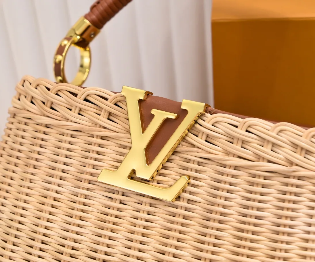 Upgraded version P680 M11616 This CapucinesBB handbag has a unique rattan woven structure, paying tribute to the Louis Vuitton picnic box design that came out in 1892. The cow leather shapes the top handle and flap, the LV letters reveal a metallic texture, and the detachable and adjustable leather shoulder strap makes it easy to carry on the shoulder. The gift box packaging provided with this product may be reasonably adjusted depending on the stock situation, and may be different from the packaging style displayed on this product page. Please refer to the actual gift box packaging style received for details. Size:27×17.3×9cm