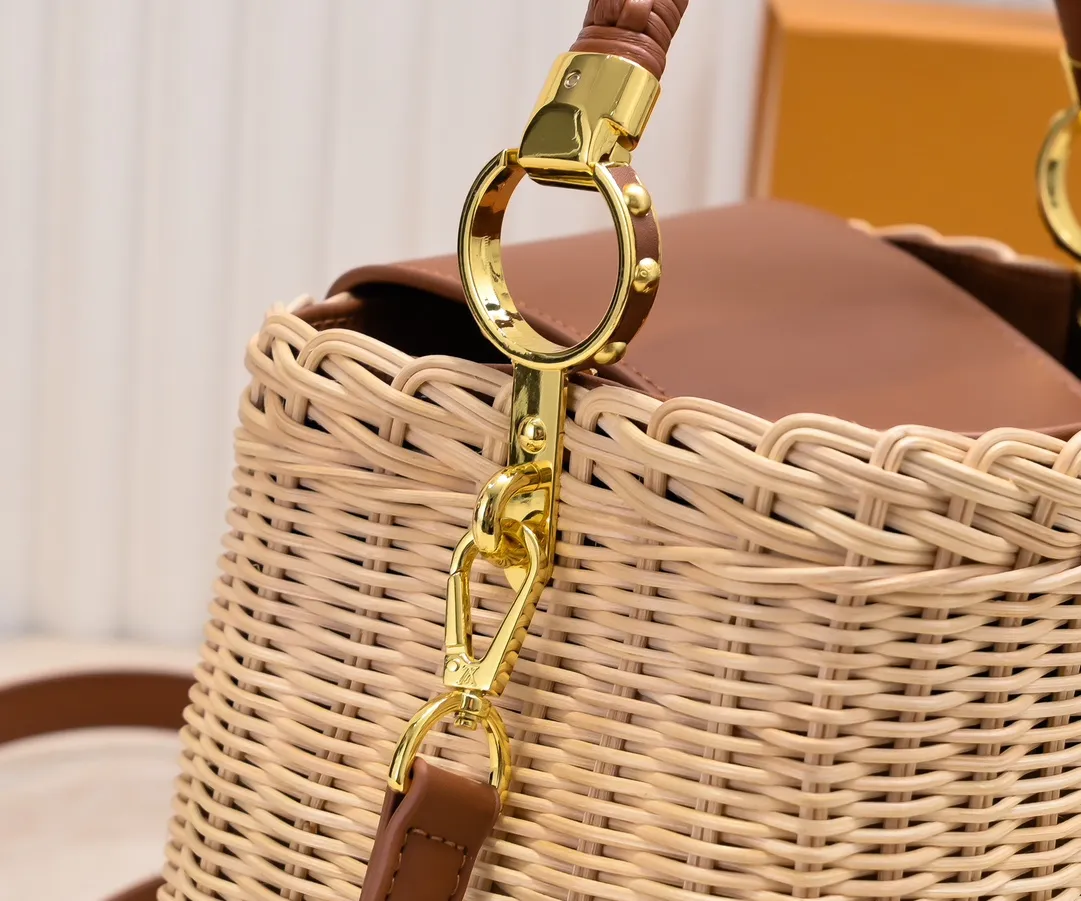 Upgraded version P680 M11616 This CapucinesBB handbag has a unique rattan woven structure, paying tribute to the Louis Vuitton picnic box design that came out in 1892. The cow leather shapes the top handle and flap, the LV letters reveal a metallic texture, and the detachable and adjustable leather shoulder strap makes it easy to carry on the shoulder. The gift box packaging provided with this product may be reasonably adjusted depending on the stock situation, and may be different from the packaging style displayed on this product page. Please refer to the actual gift box packaging style received for details. Size:27×17.3×9cm