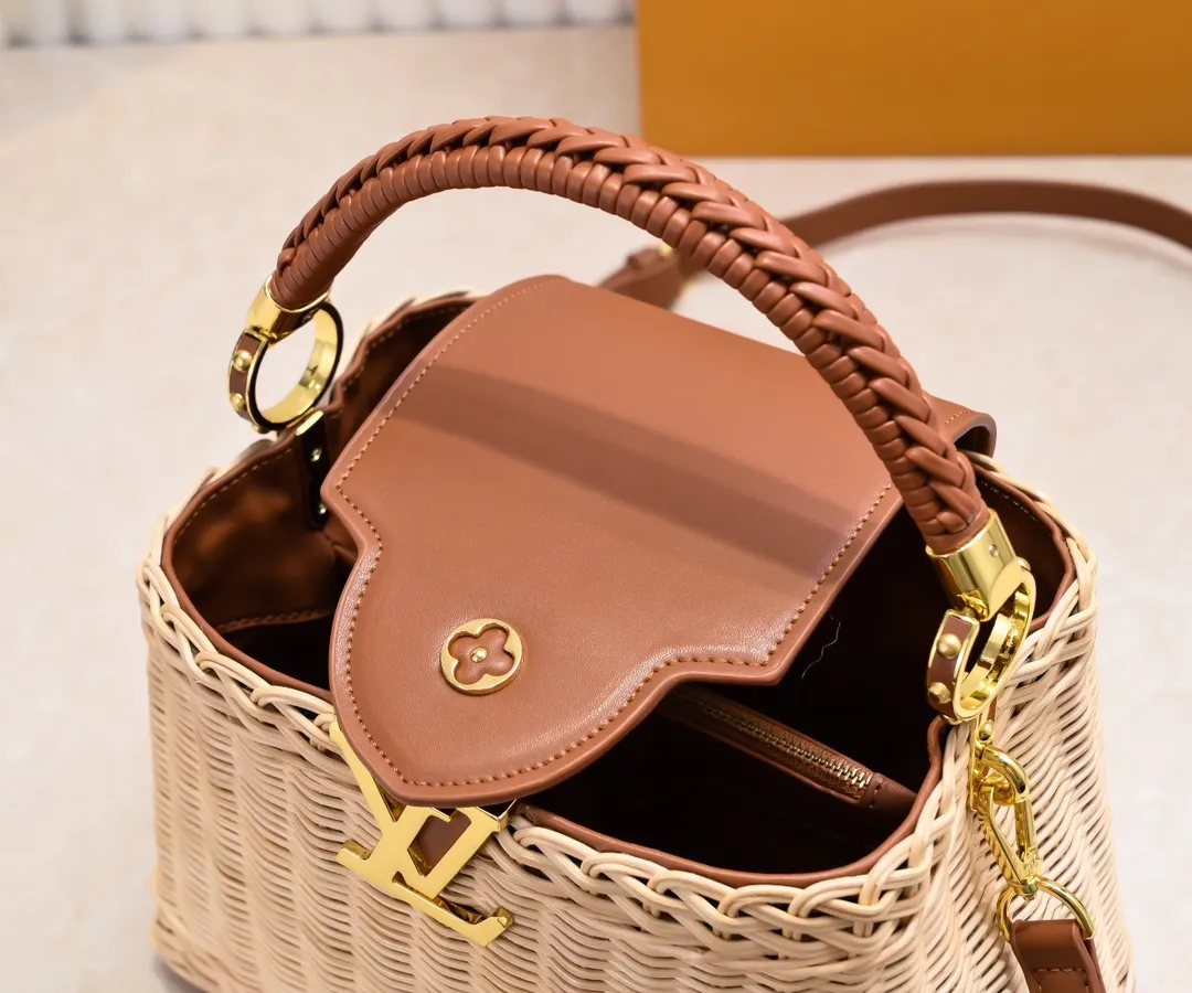 Upgraded version P680 M11616 This CapucinesBB handbag has a unique rattan woven structure, paying tribute to the Louis Vuitton picnic box design that came out in 1892. The cow leather shapes the top handle and flap, the LV letters reveal a metallic texture, and the detachable and adjustable leather shoulder strap makes it easy to carry on the shoulder. The gift box packaging provided with this product may be reasonably adjusted depending on the stock situation, and may be different from the packaging style displayed on this product page. Please refer to the actual gift box packaging style received for details. Size:27×17.3×9cm