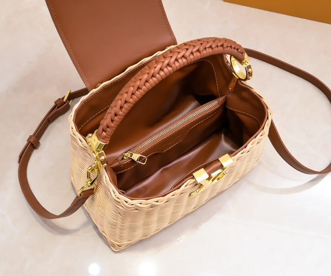 Upgraded version P680 M11616 This CapucinesBB handbag has a unique rattan woven structure, paying tribute to the Louis Vuitton picnic box design that came out in 1892. The cow leather shapes the top handle and flap, the LV letters reveal a metallic texture, and the detachable and adjustable leather shoulder strap makes it easy to carry on the shoulder. The gift box packaging provided with this product may be reasonably adjusted depending on the stock situation, and may be different from the packaging style displayed on this product page. Please refer to the actual gift box packaging style received for details. Size:27×17.3×9cm