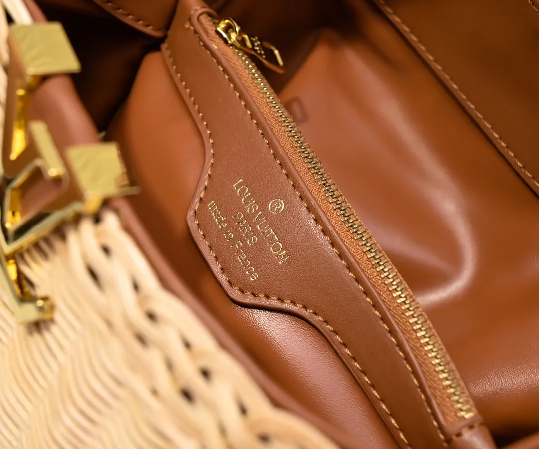 Upgraded version P680 M11616 This CapucinesBB handbag has a unique rattan woven structure, paying tribute to the Louis Vuitton picnic box design that came out in 1892. The cow leather shapes the top handle and flap, the LV letters reveal a metallic texture, and the detachable and adjustable leather shoulder strap makes it easy to carry on the shoulder. The gift box packaging provided with this product may be reasonably adjusted depending on the stock situation, and may be different from the packaging style displayed on this product page. Please refer to the actual gift box packaging style received for details. Size:27×17.3×9cm